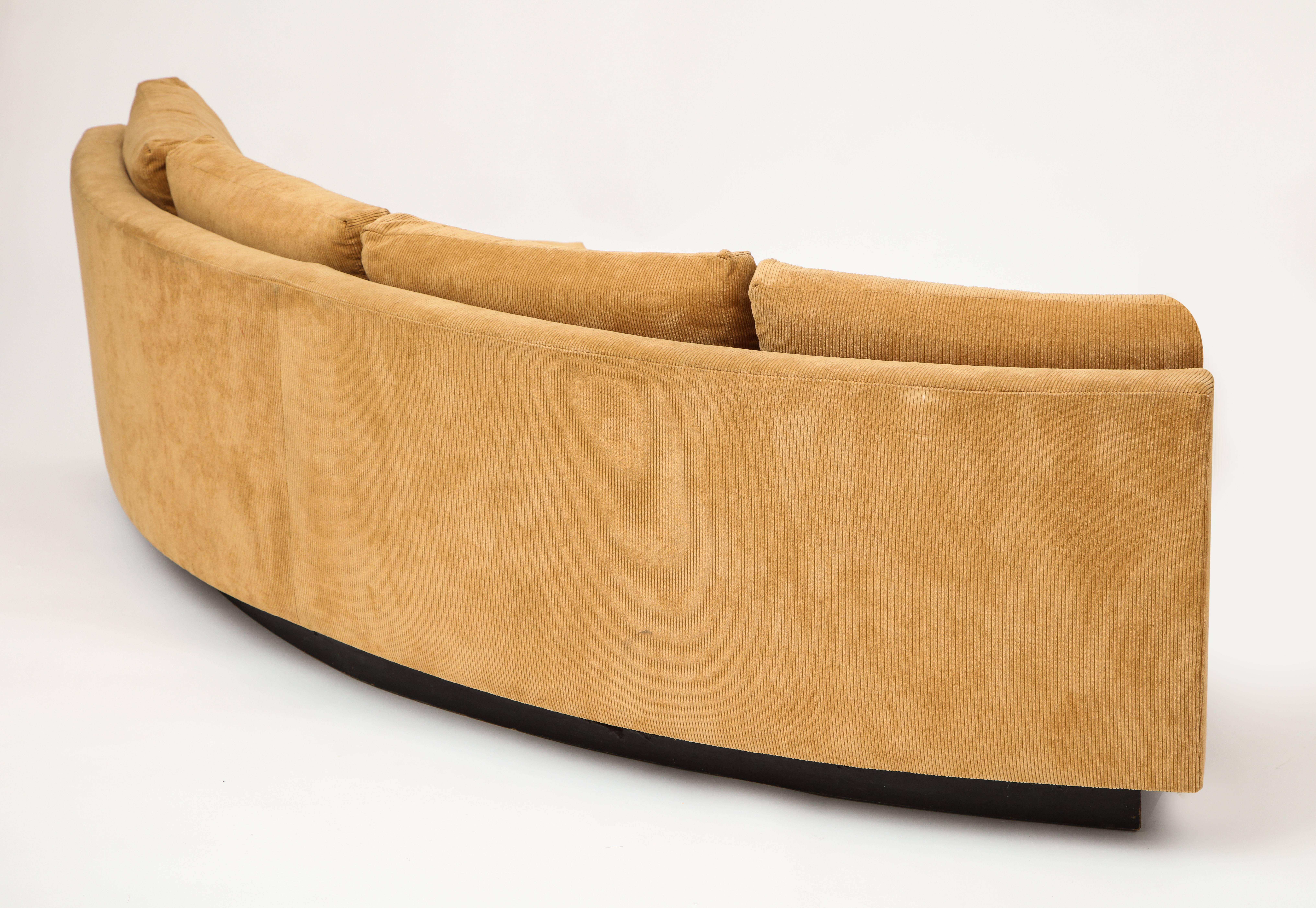 Milo Baughman halbrundes zweiteiliges Sofa:: karamellfarbener Kordbezug:: 1980er Jahre im Zustand „Gut“ in New York, NY