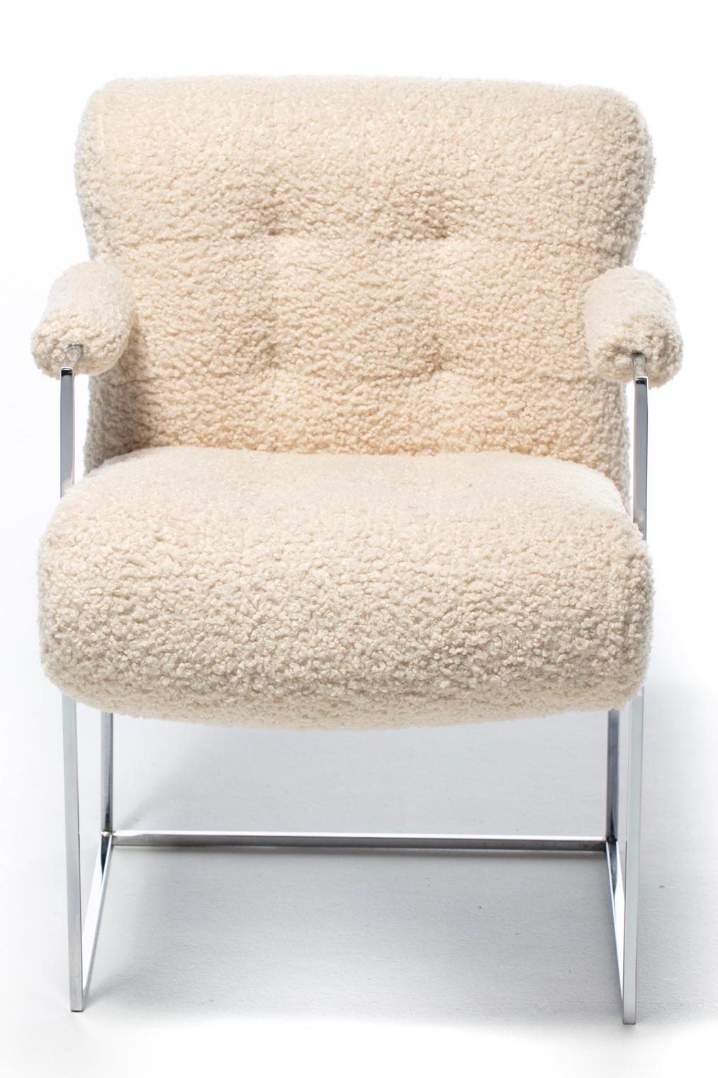 Comme si c'était trop beau pour être vrai, cet ensemble de douze chaises chromées du designer Milo Baughman, icône de la modernité du milieu du siècle dernier, a été remeublé de manière professionnelle en bouclé ivoire. Bonjour Sexy ! La silhouette
