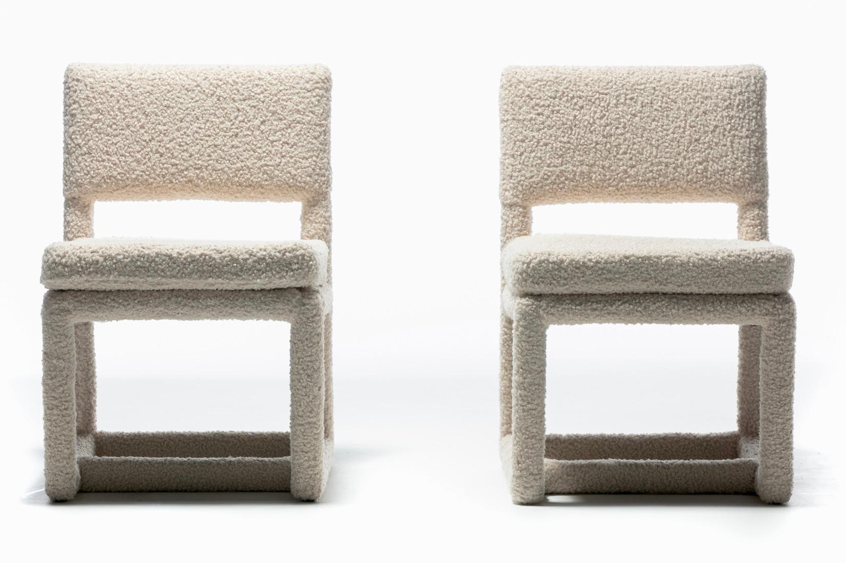 Sexy Satz von acht Parsons-Esszimmerstühlen, entworfen von Milo Baughman für Thayer Coggin, neu professionell gepolstert in weichem elfenbeinfarbenem weißem Bouclé, das als sehr haltbar eingestuft wird (über 50.000 Doppelabreibungen). Die