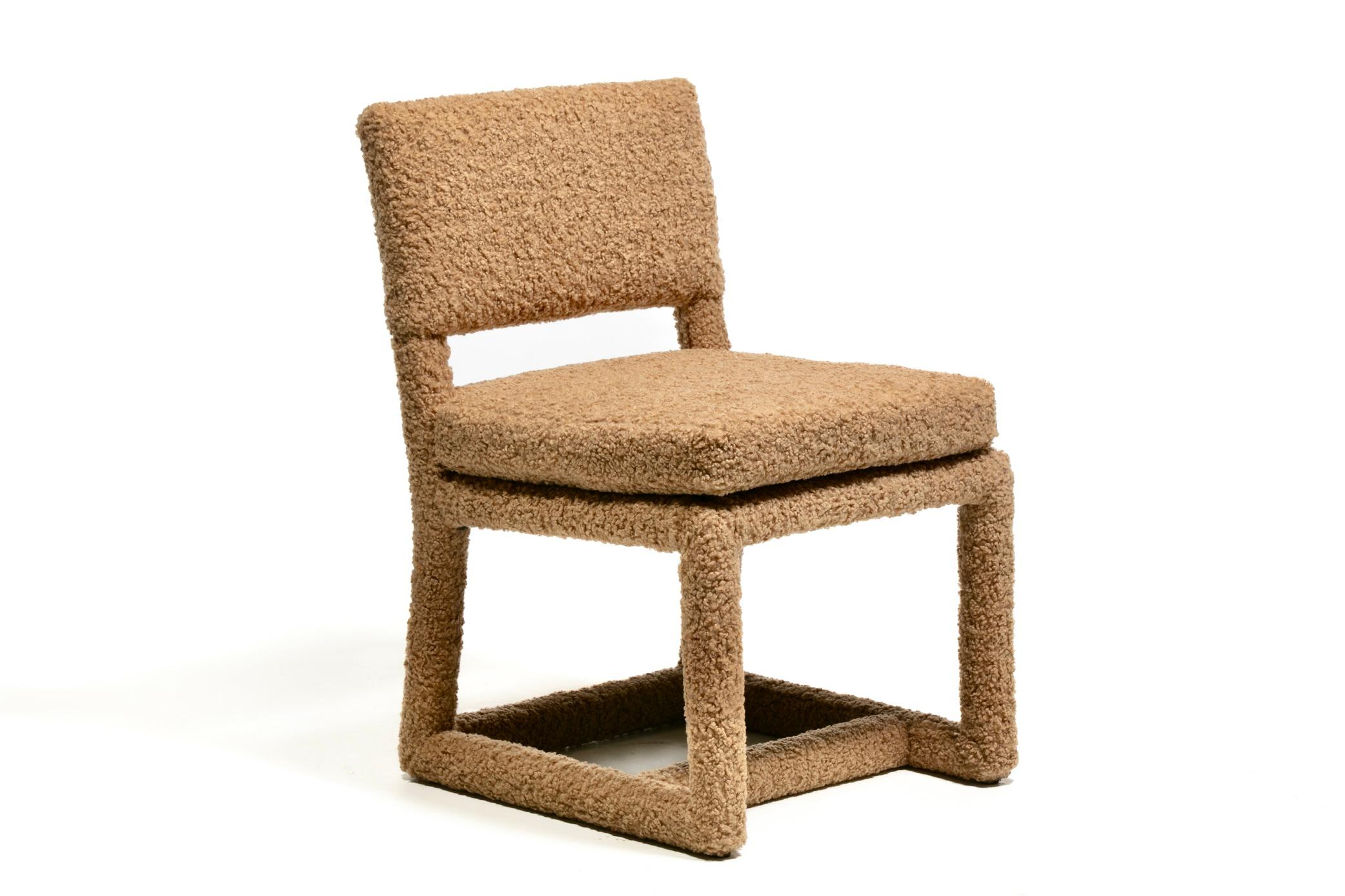 Atractivo conjunto de ocho sillas de comedor Parsons diseñadas por Milo Baughman para Thayer Coggin recién retapizadas profesionalmente en suave bouclé latte calificado de muy duradero (más de 50.000 roces dobles). Las sillas Parsons de Milo