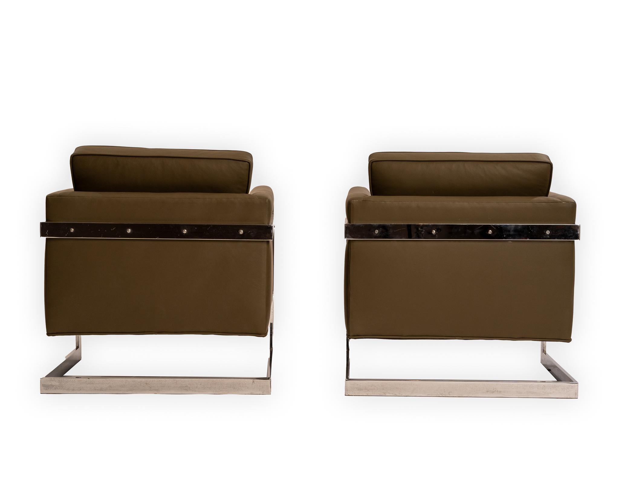 Offrez-vous l'incarnation du confort raffiné avec cette paire exquise de chaises longues Milo Baughman. Revêtue de cuir italien souple vert olive, chaque chaise vous berce dans un luxe enveloppé de duvet. Un cadre en acier poli contourne élégamment