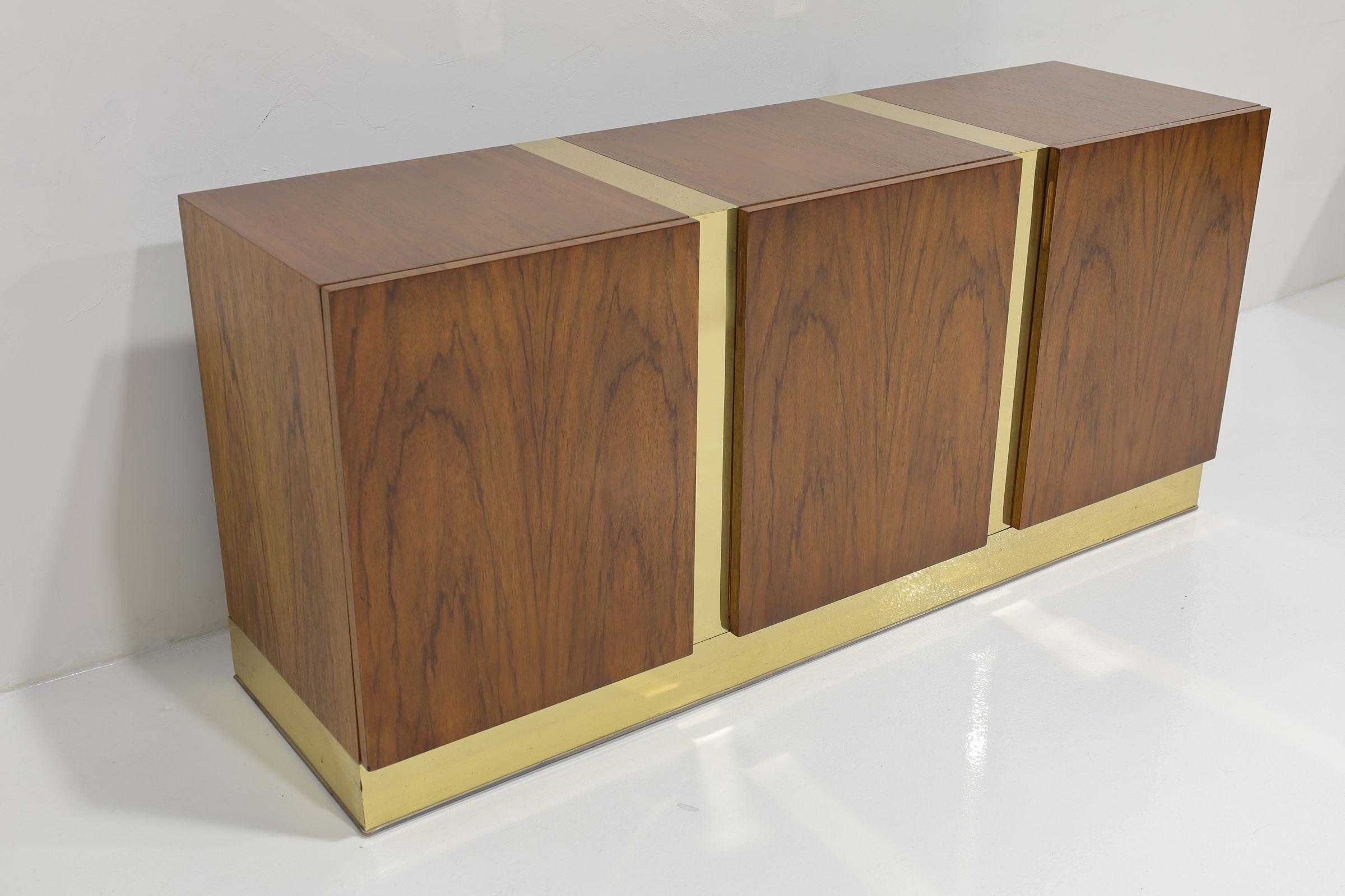 Mid-Century Modern Milo Baughman Sideboard in Rosewood and Brass For Sale
