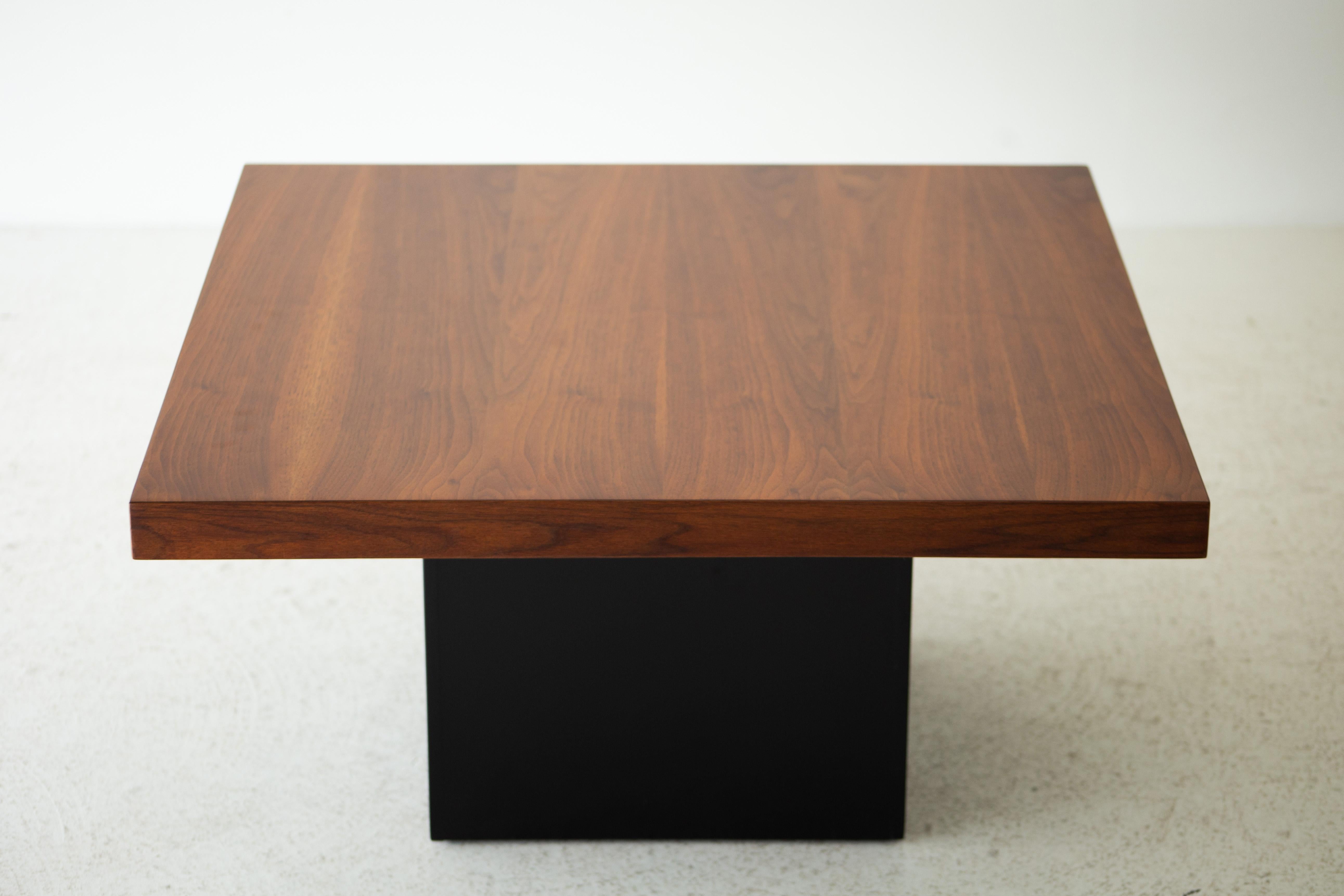 Designer: Milo Baughman.

Manufacturer: Thayer Coggin.
Period/Model: Mid-Century Modern.
Specifications: Walnut Veneer.

Condition:

This Milo Baughman square coffee table for Thayer Coggin is in excellent restored condition. The walnut