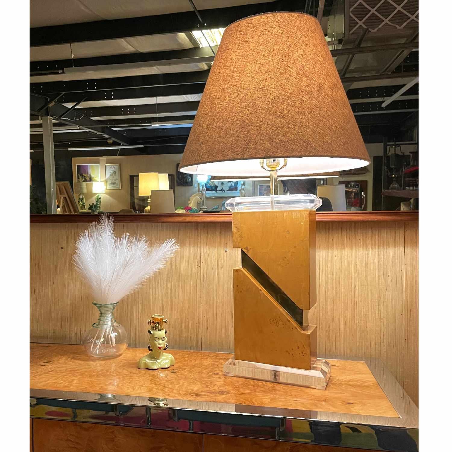 Vintage 1970s burl wood table lamp with Lucite crown and base. The center of the lamp is bisected with a diagonal band of gold colored brass. This outstanding vintage burl lamp is unmarked but resembles  the works of Leon Rosen, Milo Baughman and