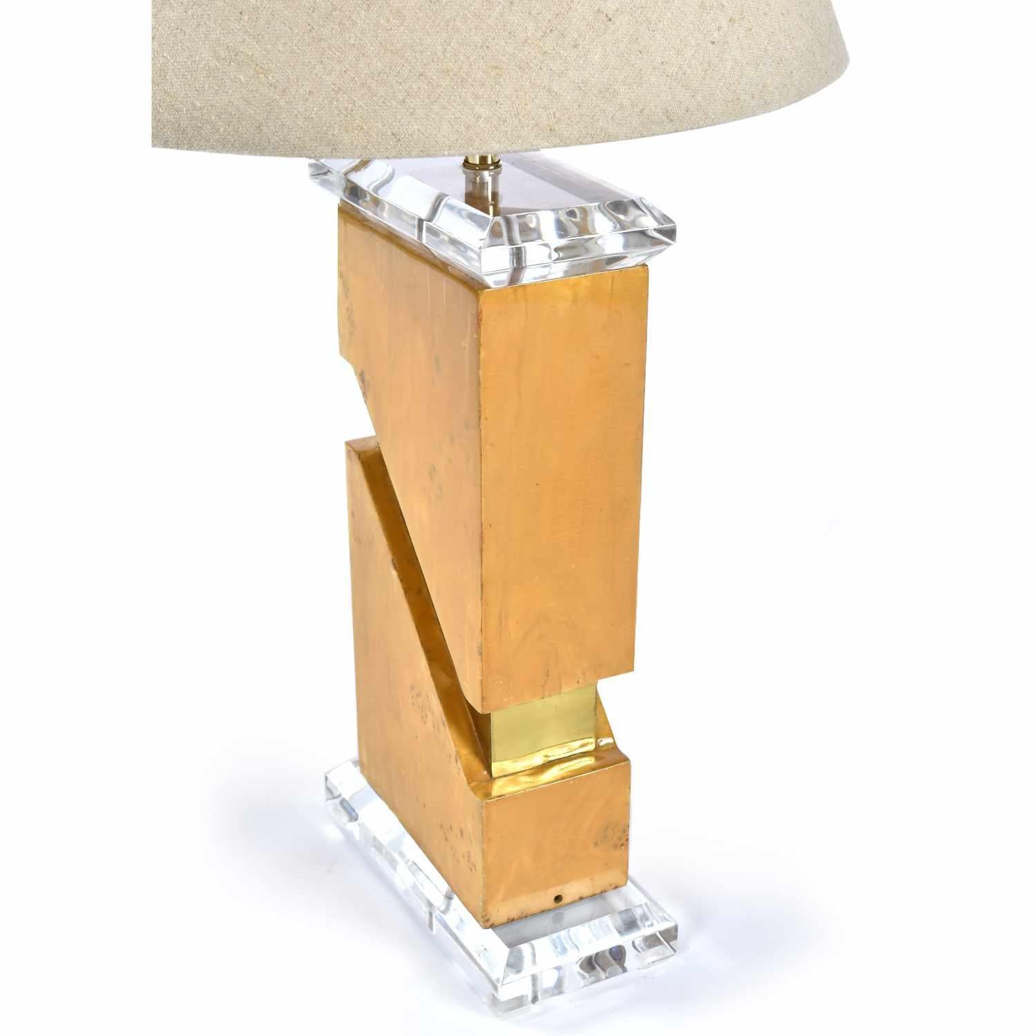 Fin du 20e siècle Lampe de table en broussin de style Milo Baughman des années 1970 avec accents en lucite et or en vente