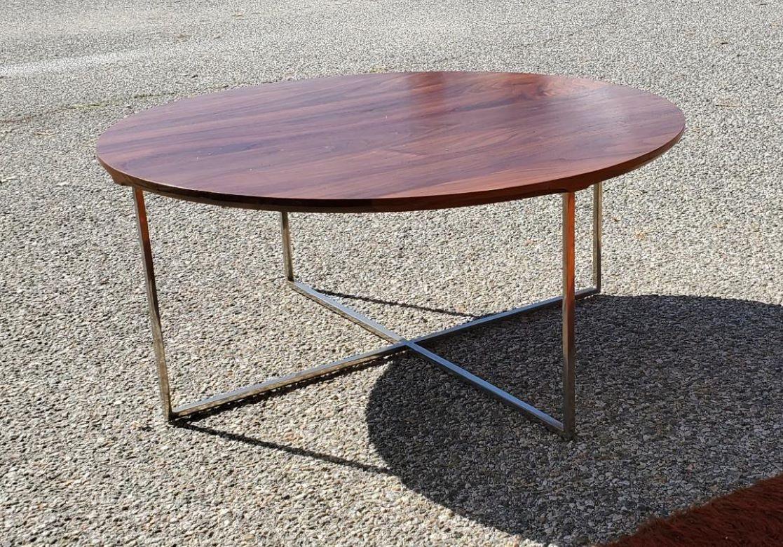 Milo Baughman Style 1970s Round Solid Walnut Cocktail Table With Chrome X Base Bon état - En vente à Monrovia, CA