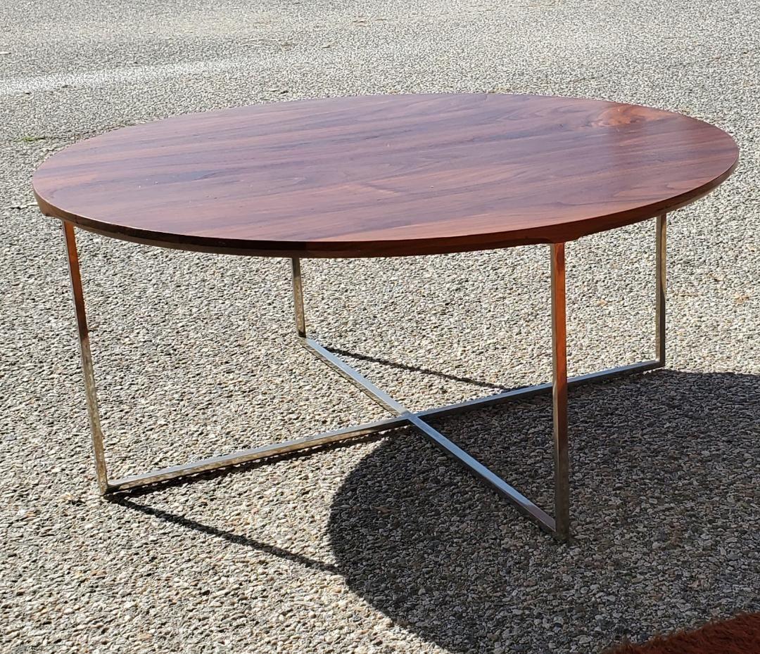 20ième siècle Milo Baughman Style 1970s Round Solid Walnut Cocktail Table With Chrome X Base en vente