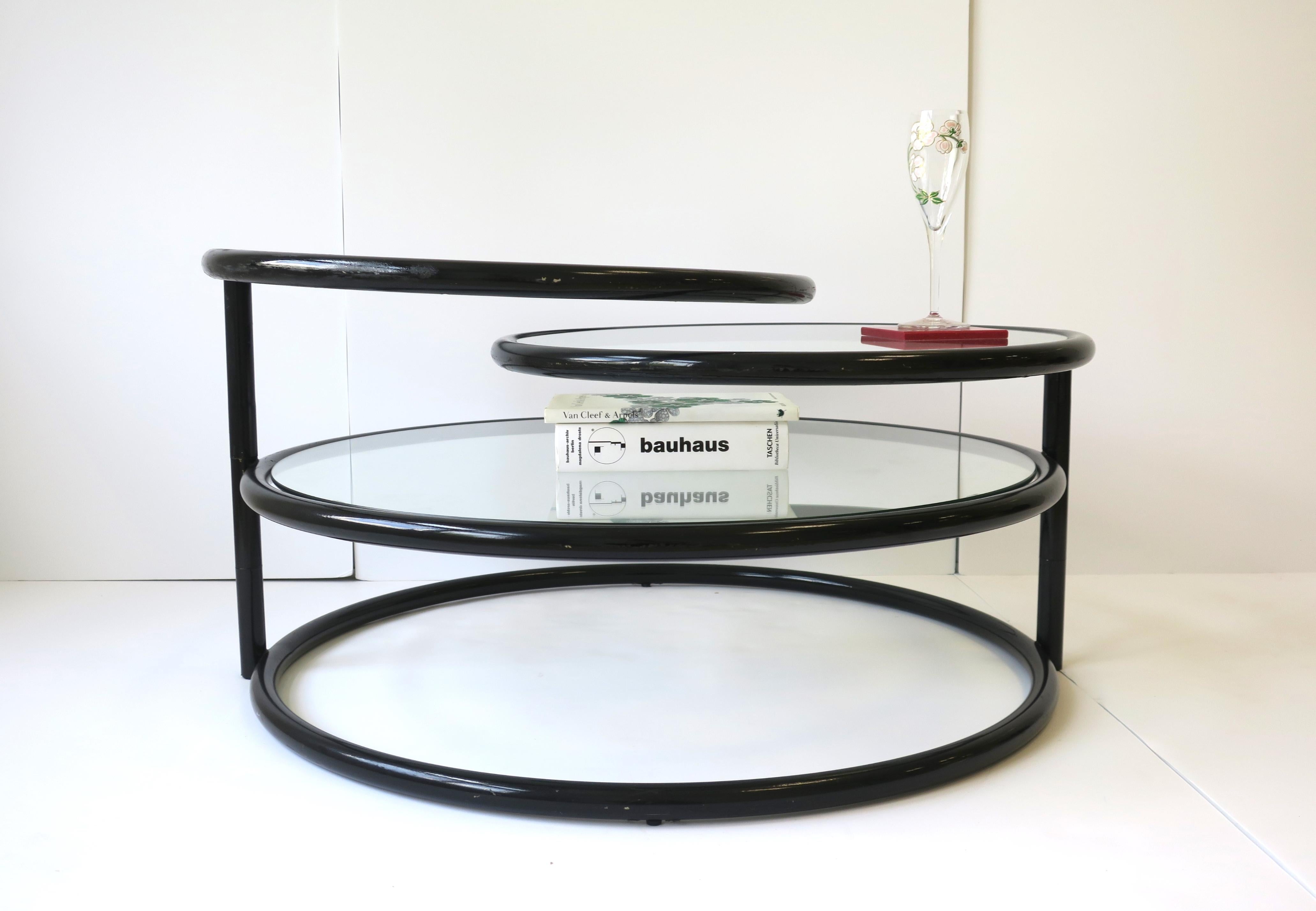 Table basse cocktail pivotante en tube noir et verre dans le style Milo Baughman en vente 6