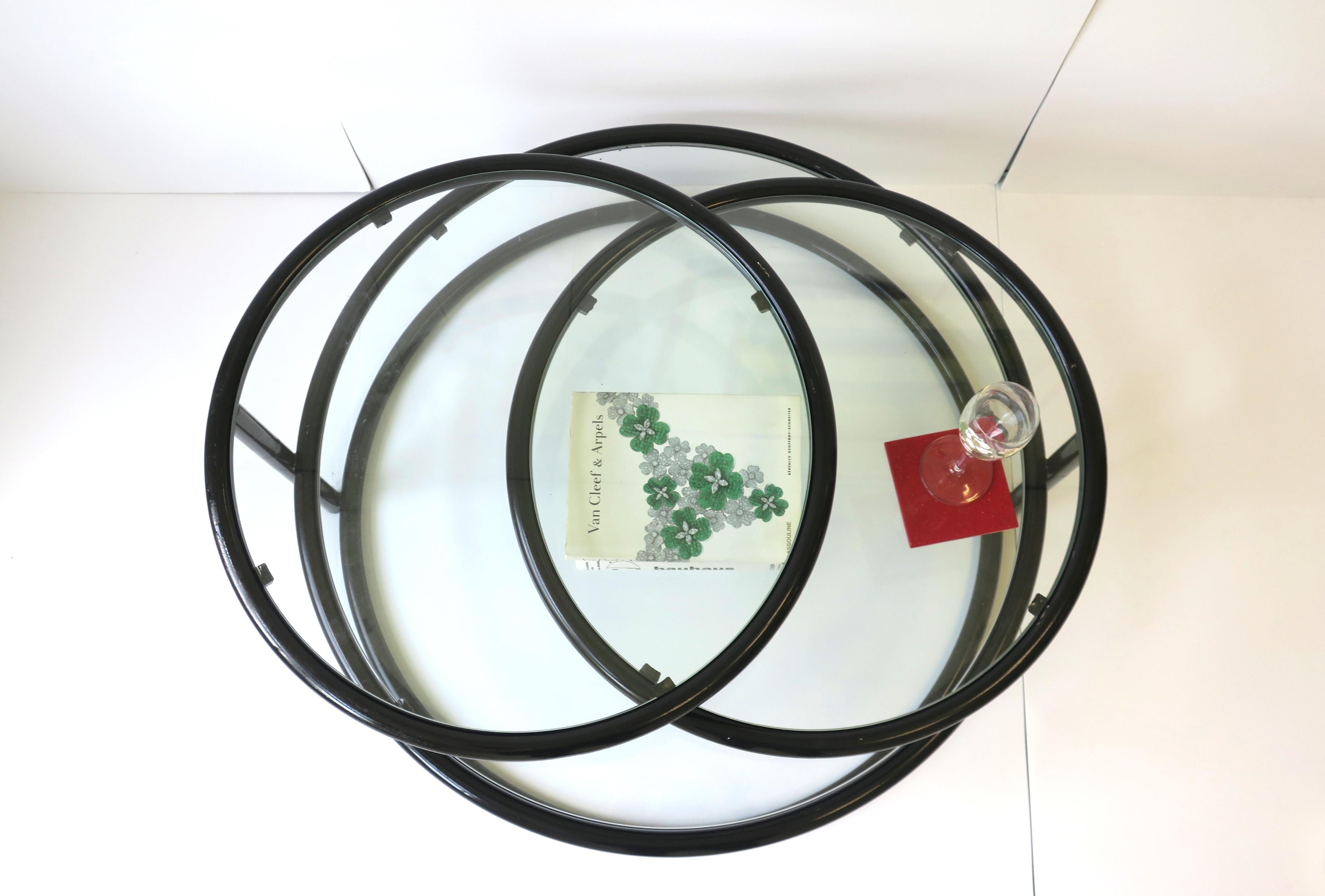 Table basse cocktail pivotante en tube noir et verre dans le style Milo Baughman en vente 7