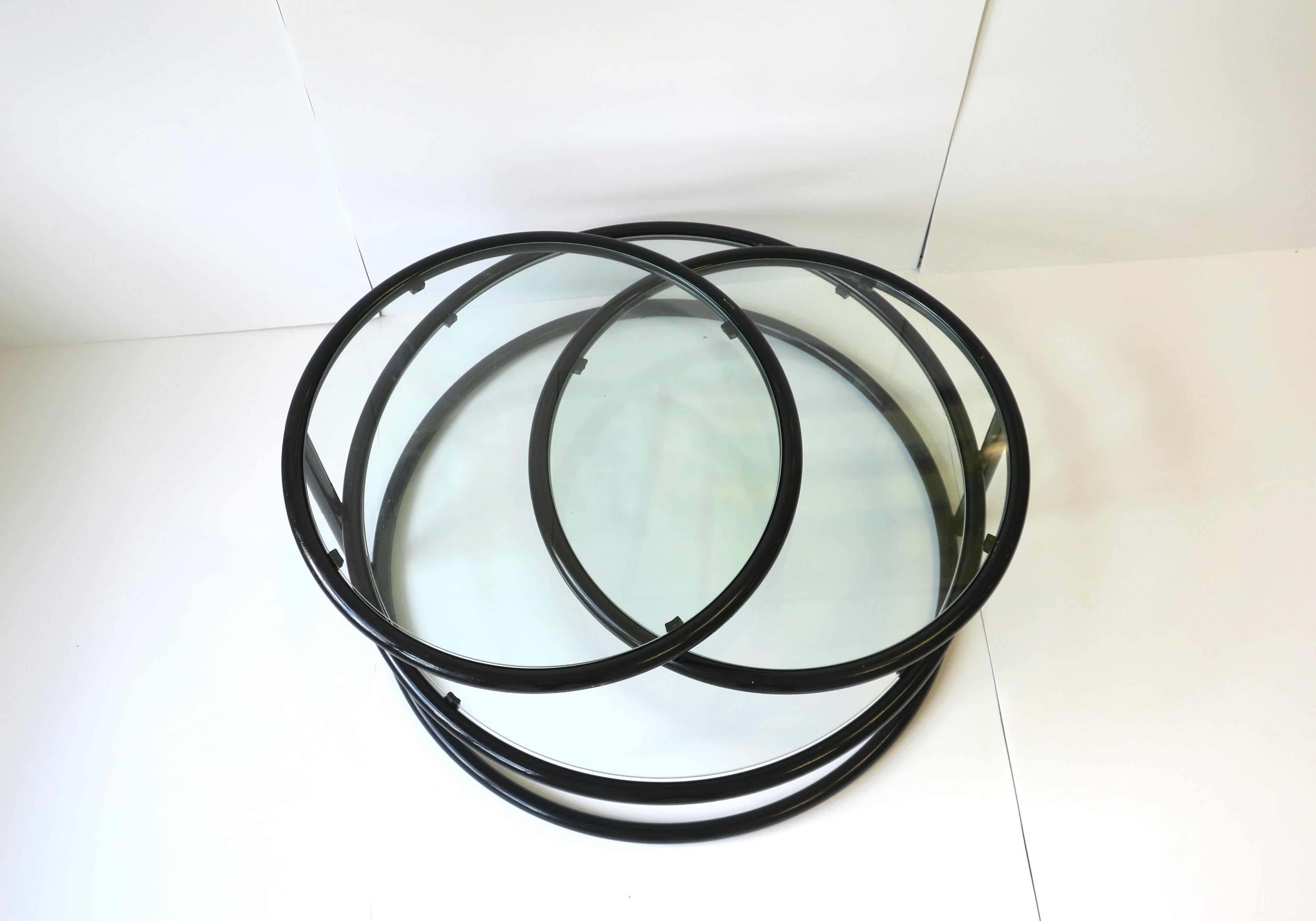 Table basse cocktail pivotante en tube noir et verre dans le style Milo Baughman en vente 8