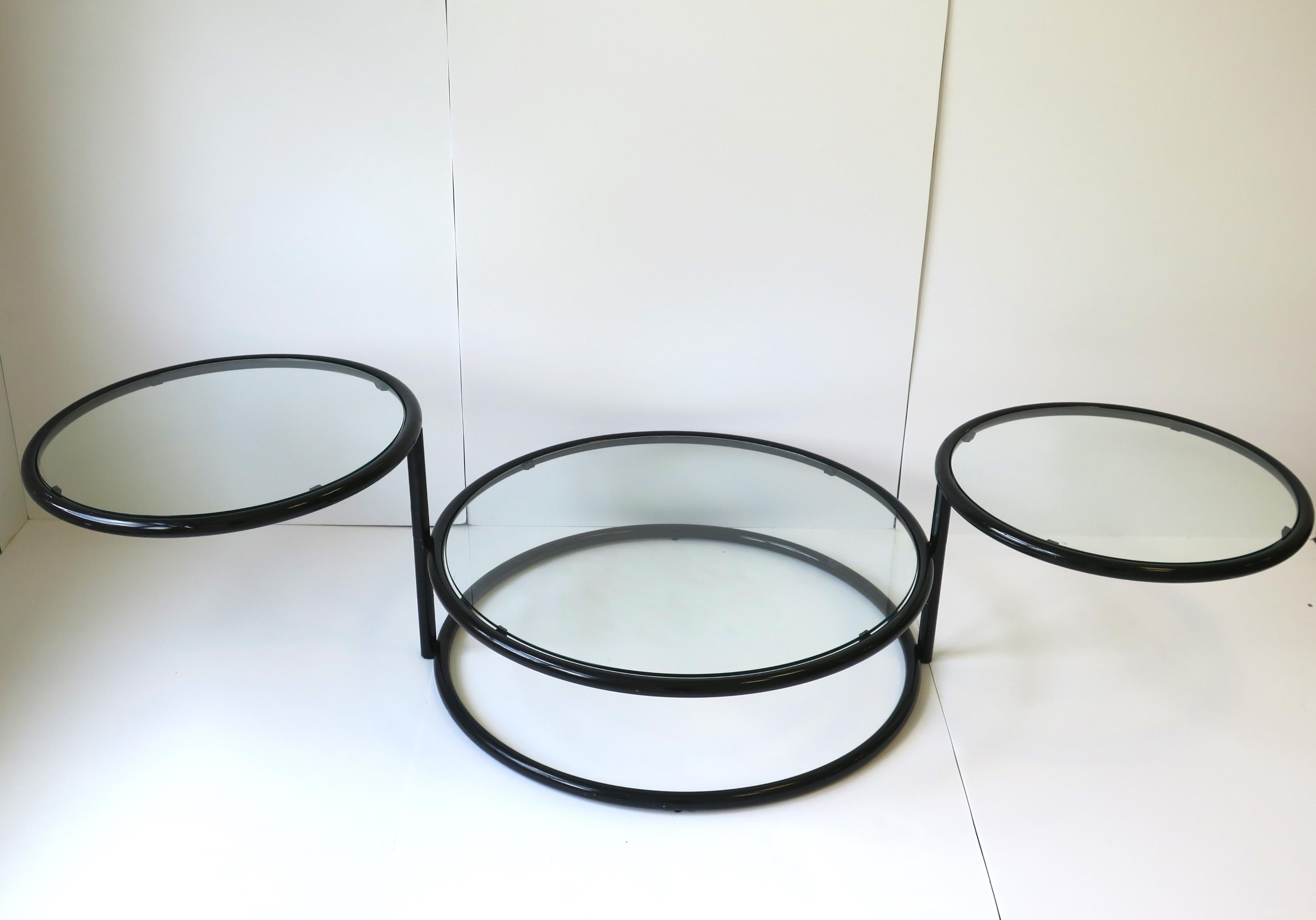 Métal Table basse cocktail pivotante en tube noir et verre dans le style Milo Baughman en vente