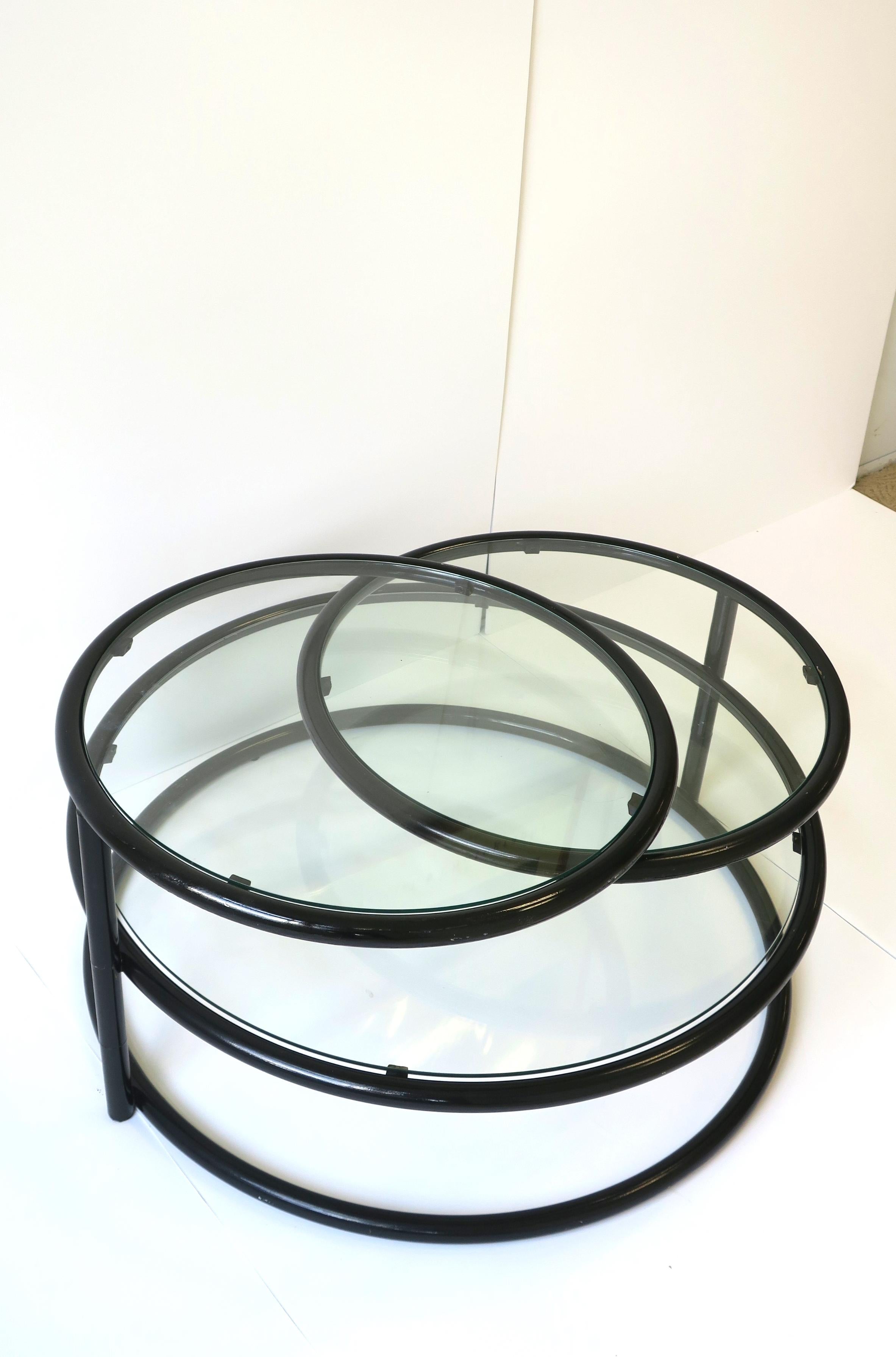 Table basse cocktail pivotante en tube noir et verre dans le style Milo Baughman en vente 2