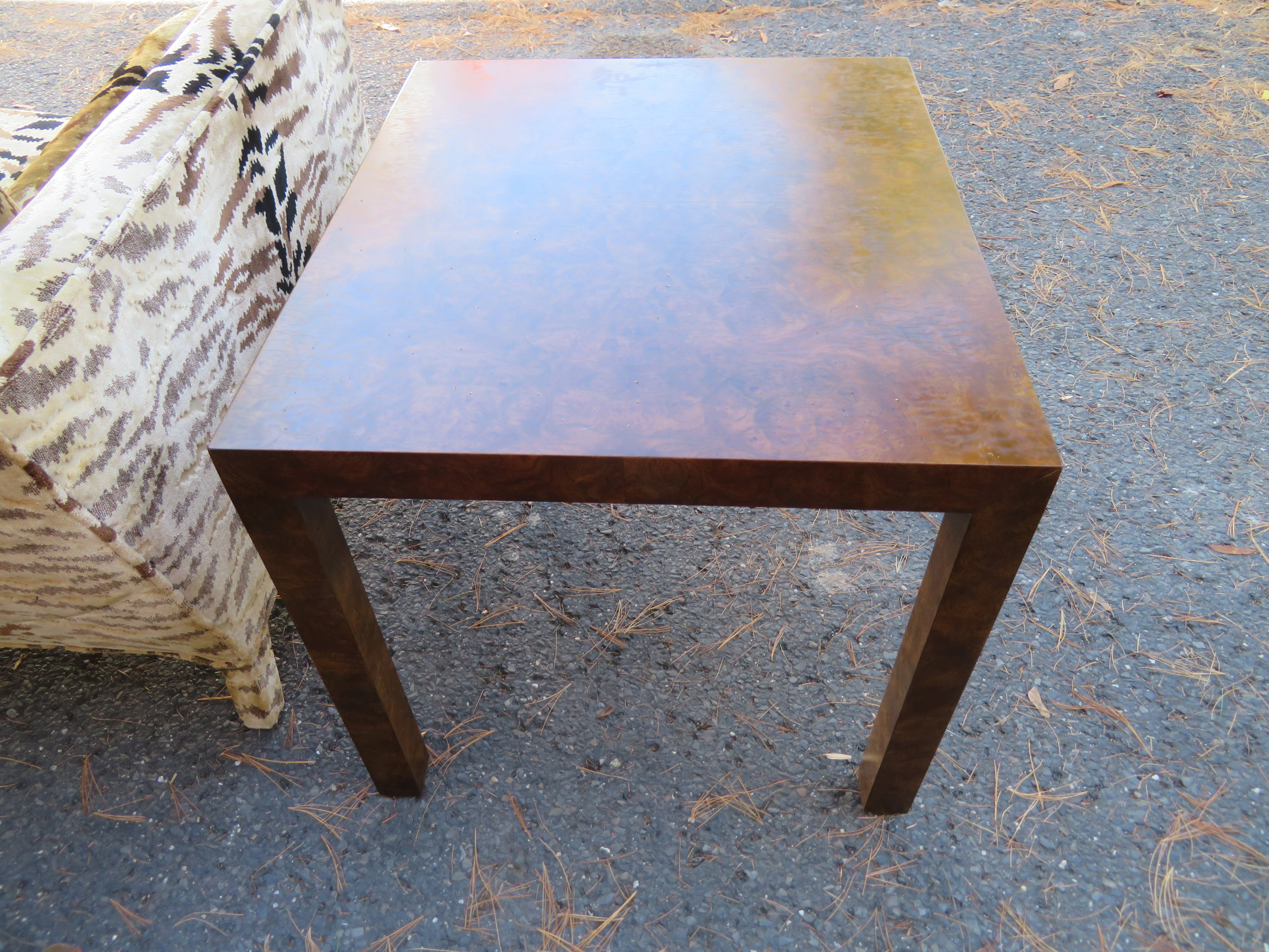 Table d'appoint Parsons en ronce de bois, style Milo Baughman, moderne du milieu du siècle dernier. La table présente un aspect carré avec un magnifique placage en ronce de noyer profond. Nous adorons utiliser ces tables à côté de nos canapés