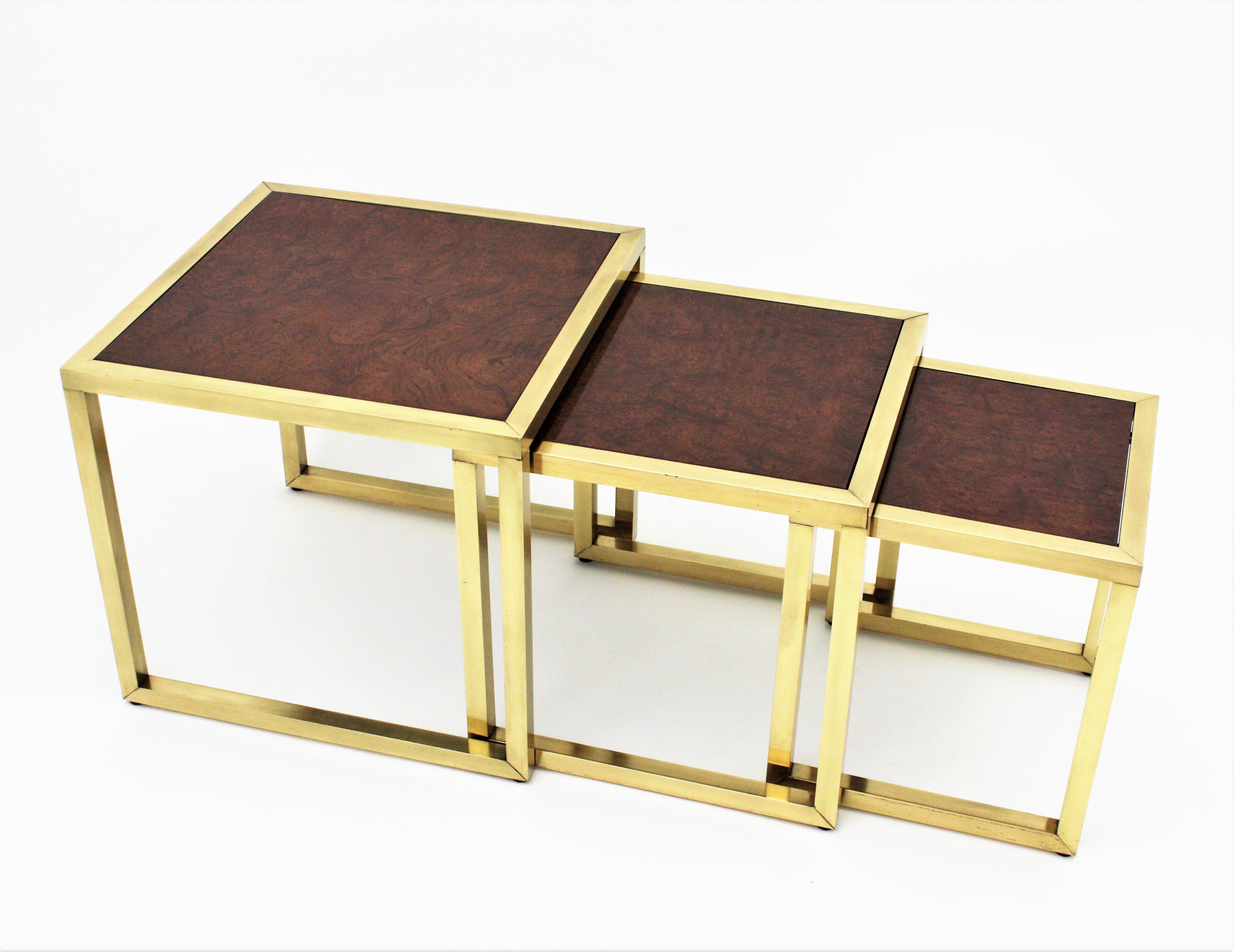 Ensemble de trois tables gigognes en bois et laiton, style Milo Baughman en vente 4