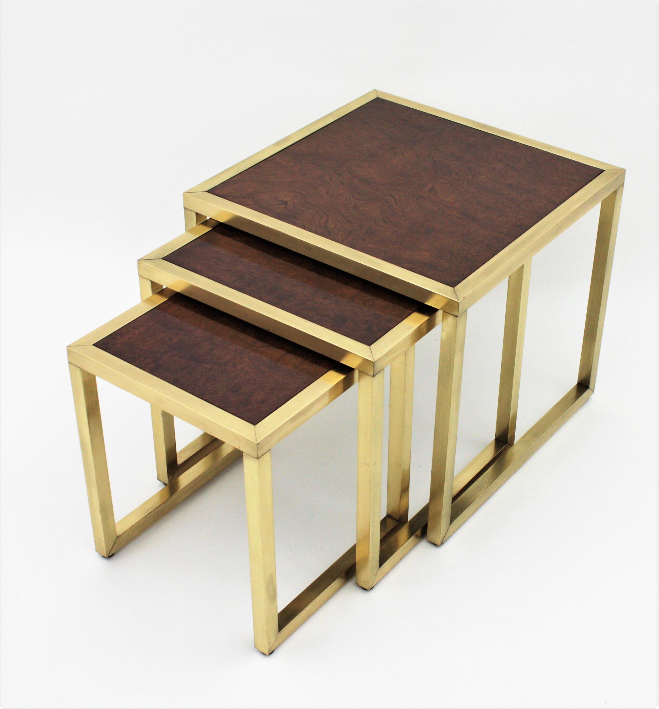 Mid-Century Modern Ensemble de trois tables gigognes en bois et laiton, style Milo Baughman en vente