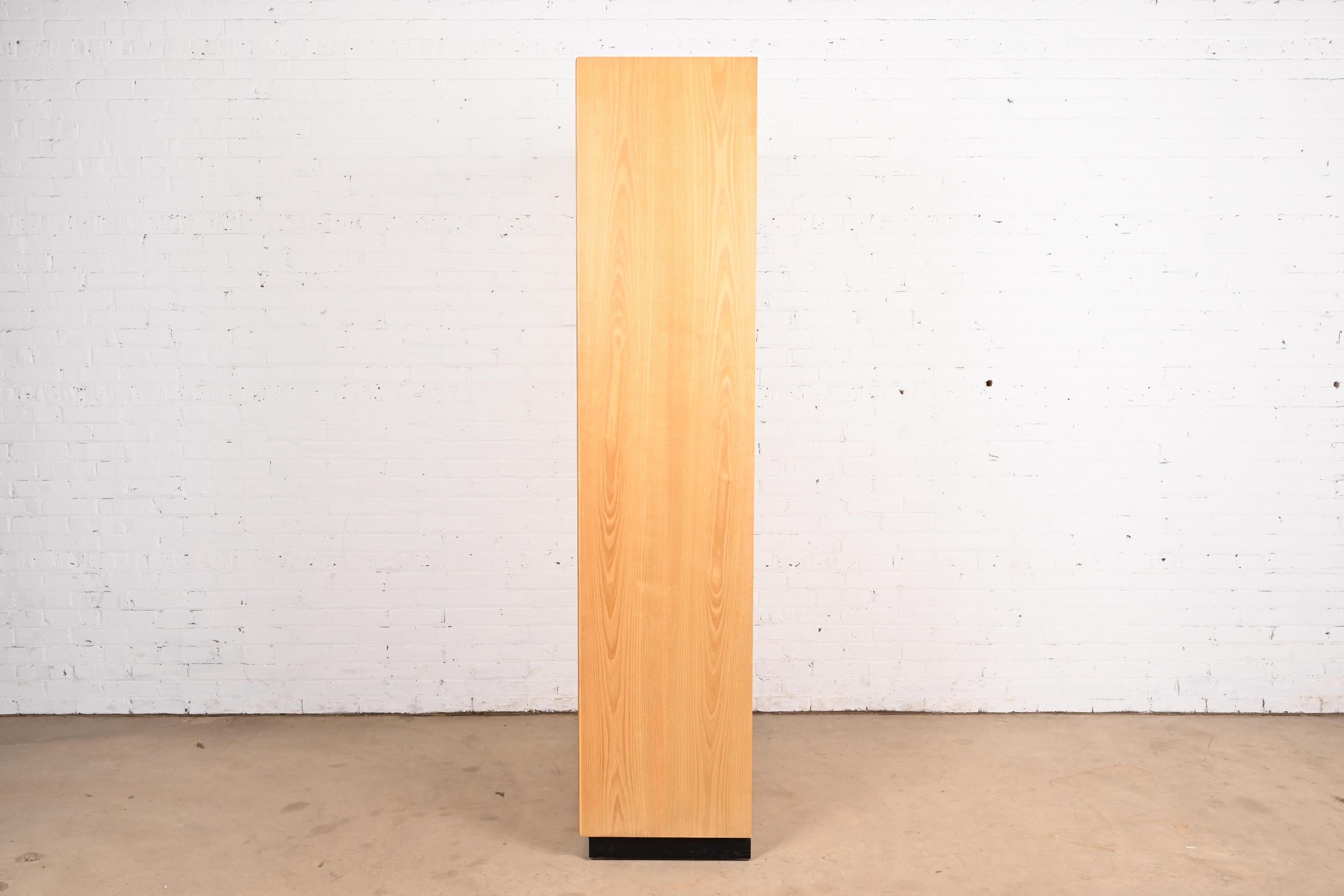 Comò in stile Milo Baughman in legno di radica o cassapanca per gentiluomini di Henredon in vendita 3