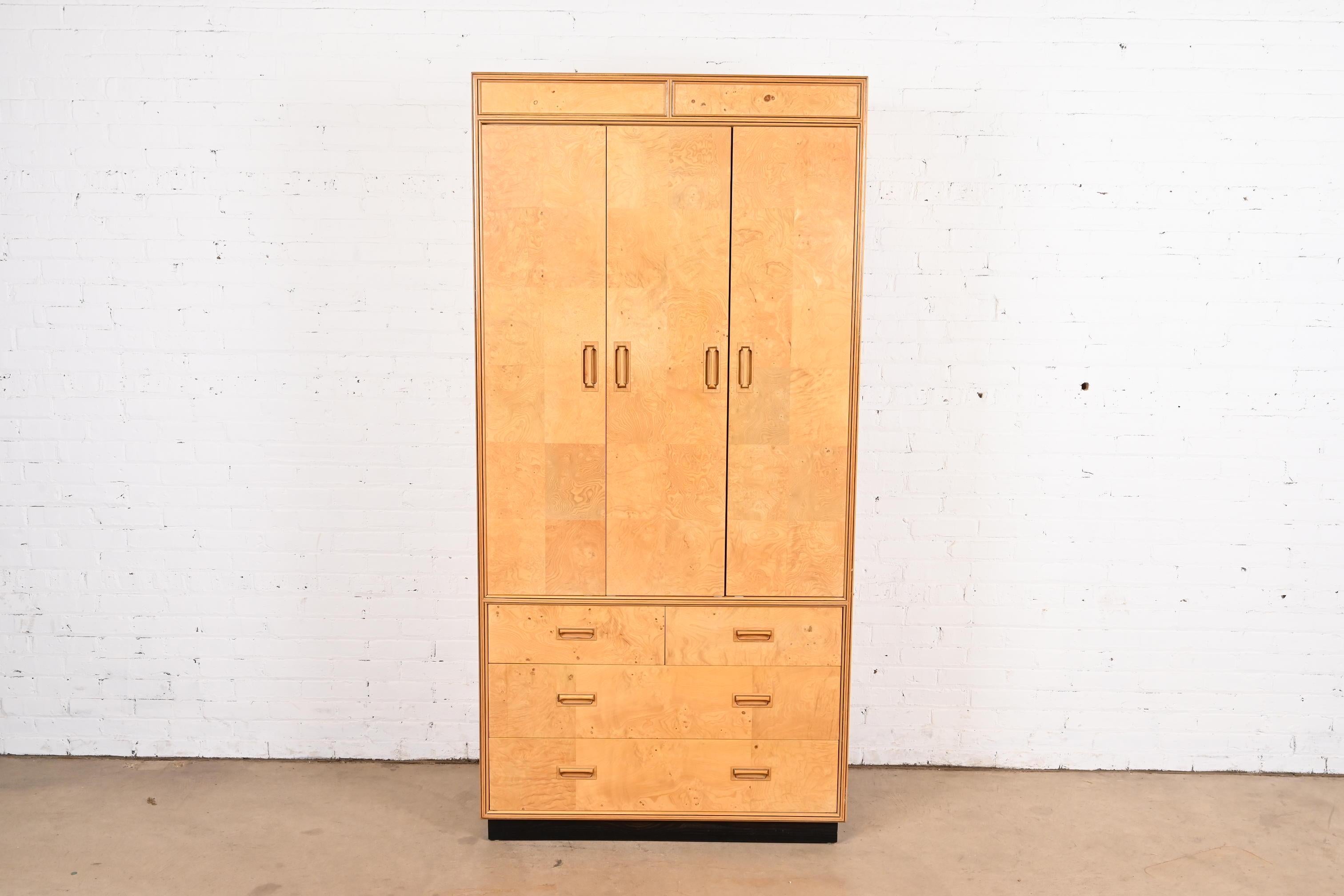 Uno splendido comò-armoire in stile Milo Baughman, una cassapanca da uomo o una pressa per la biancheria

Di Henredon, Collezione 