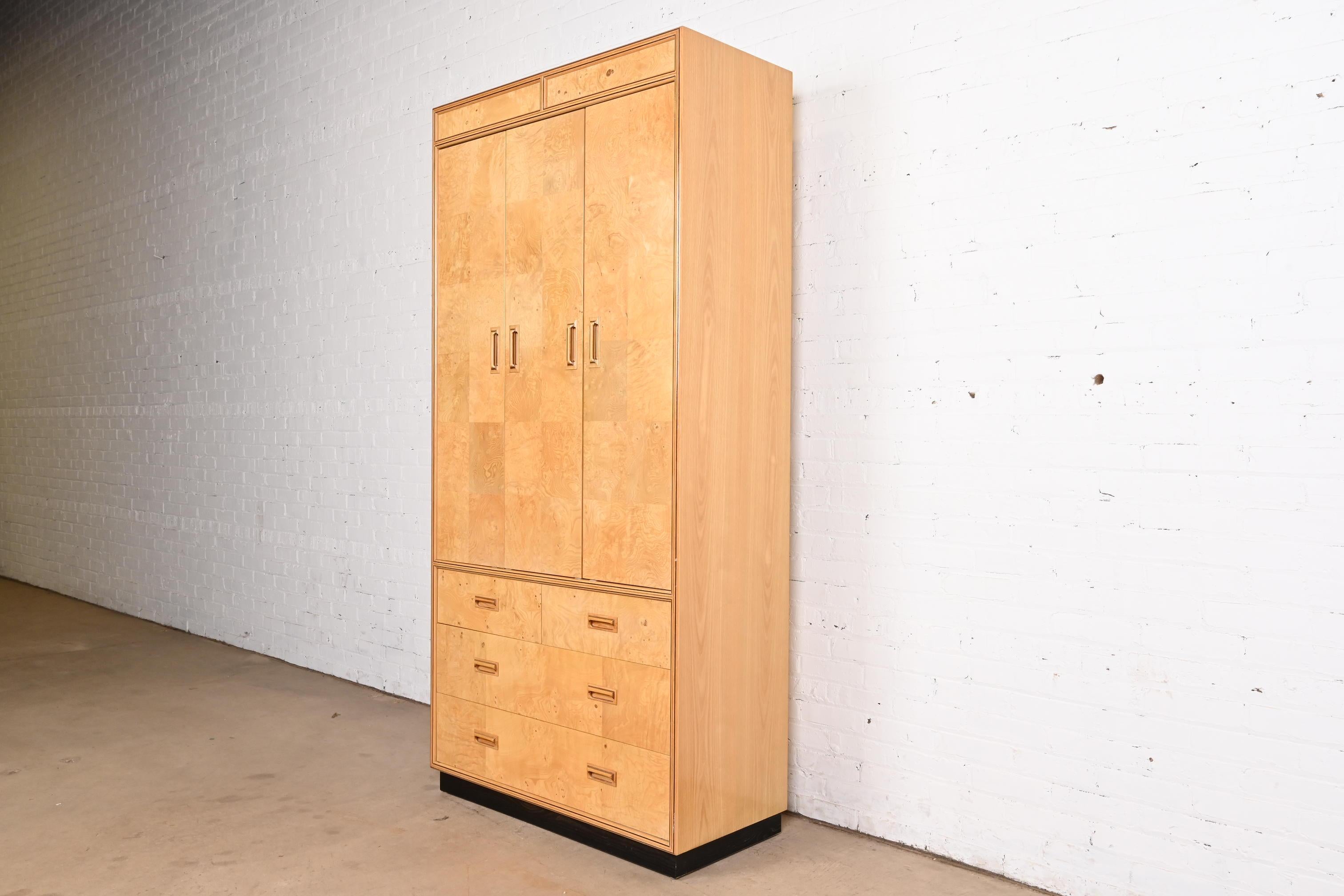 Mid-Century moderno Comò in stile Milo Baughman in legno di radica o cassapanca per gentiluomini di Henredon in vendita