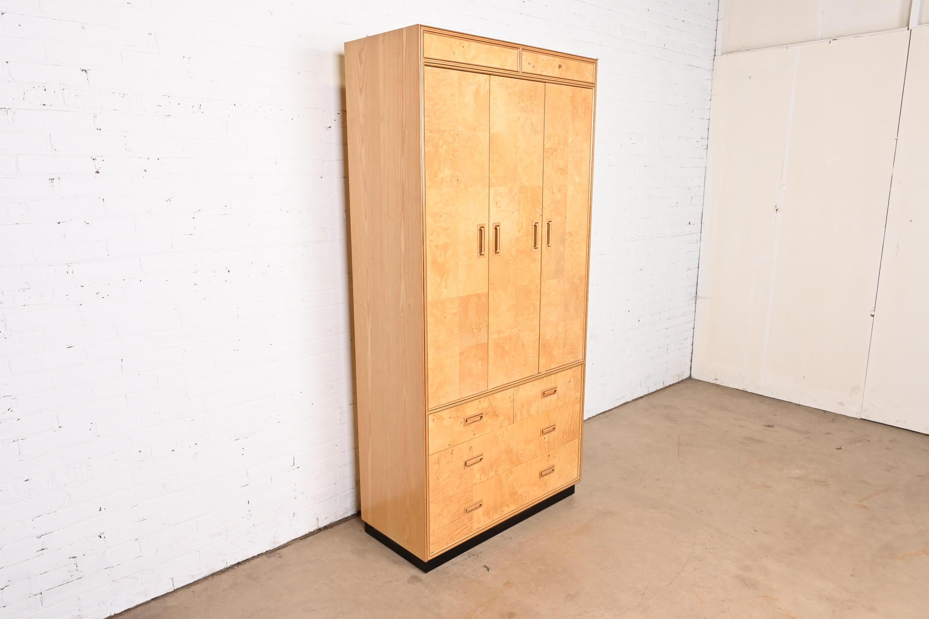 Americano Comò in stile Milo Baughman in legno di radica o cassapanca per gentiluomini di Henredon in vendita