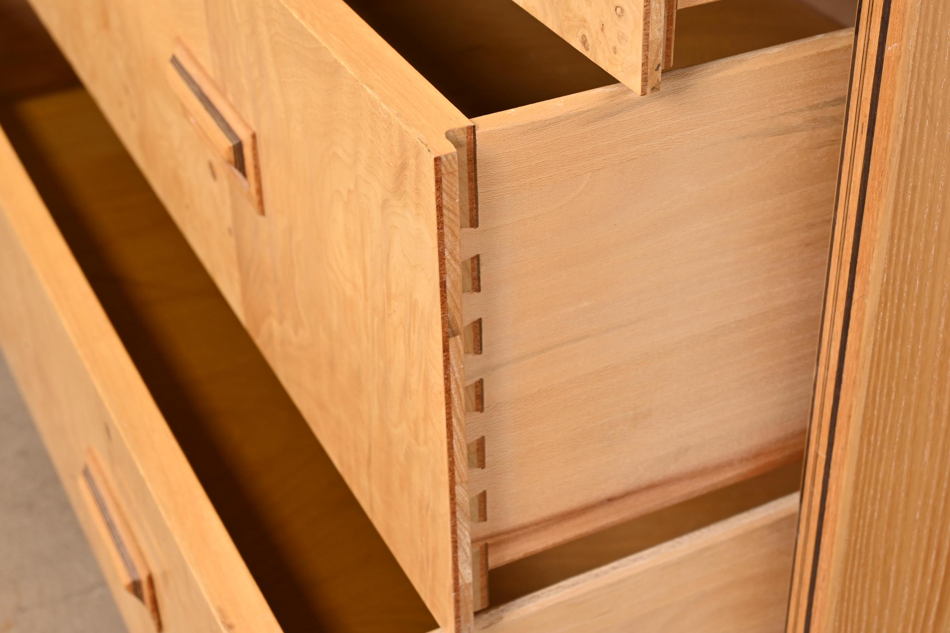 Frassino Comò in stile Milo Baughman in legno di radica o cassapanca per gentiluomini di Henredon in vendita