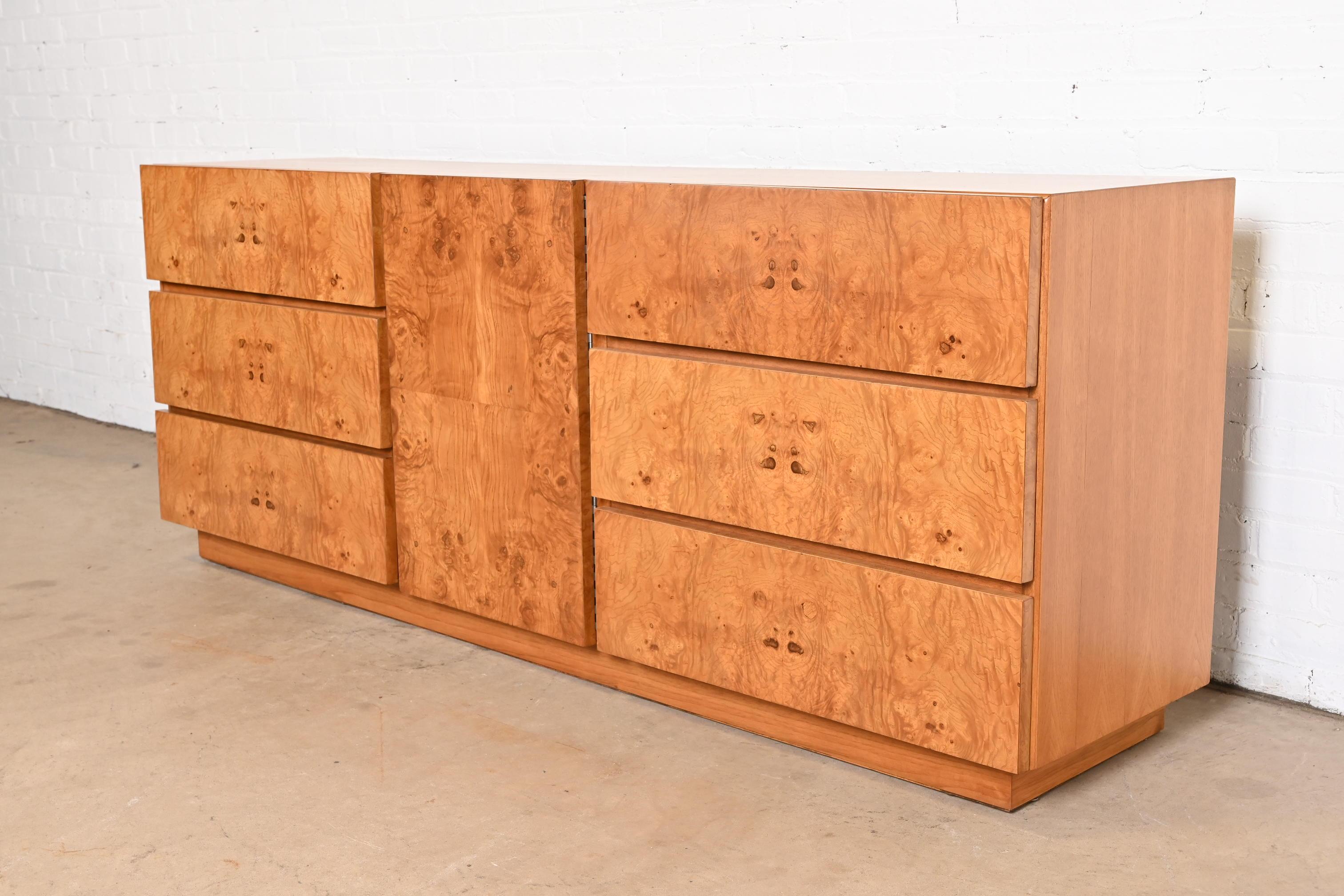 A gorgeous Milo Baughman style Mid-Century Modern burl wood triple dresser or credenza

By Lane Furniture

USA, 1970s

Stunning book-matched burled olive wood, with ash wood case.

Measures: 78