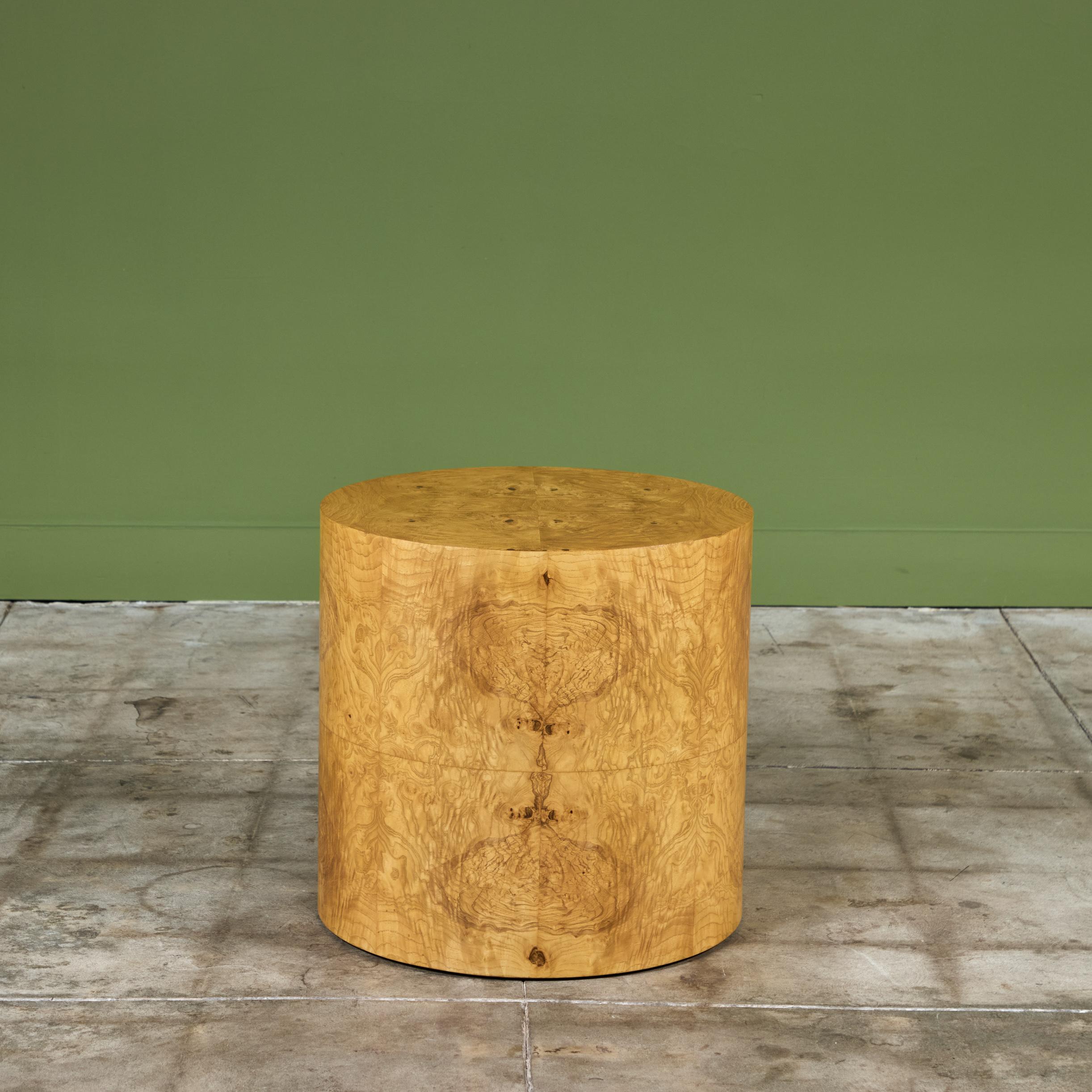 Table d'appoint en bois de ronce de style Milo Baughman. La table présente un placage de bois de ronce assorti aux livres sur des panneaux latéraux en bois dur.

Dimensions
21,75