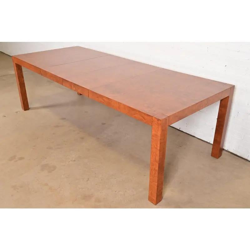 Un eccezionale tavolo da pranzo allungabile Parsons in stile Mid-Century Modern con uno splendido legno d'ulivo burlato abbinato al libro.

Alla maniera di Milo Baughman

Di Lane Furniture

USA, anni '70

Misure: 64 