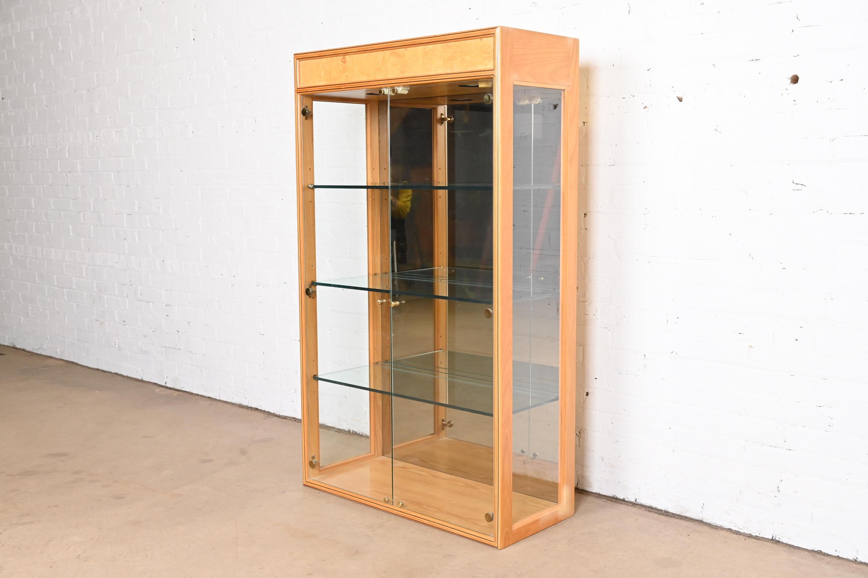 Moderne Bibliothèque ou vitrine éclairée en bois de ronce de style Milo Baughman par Henredon en vente