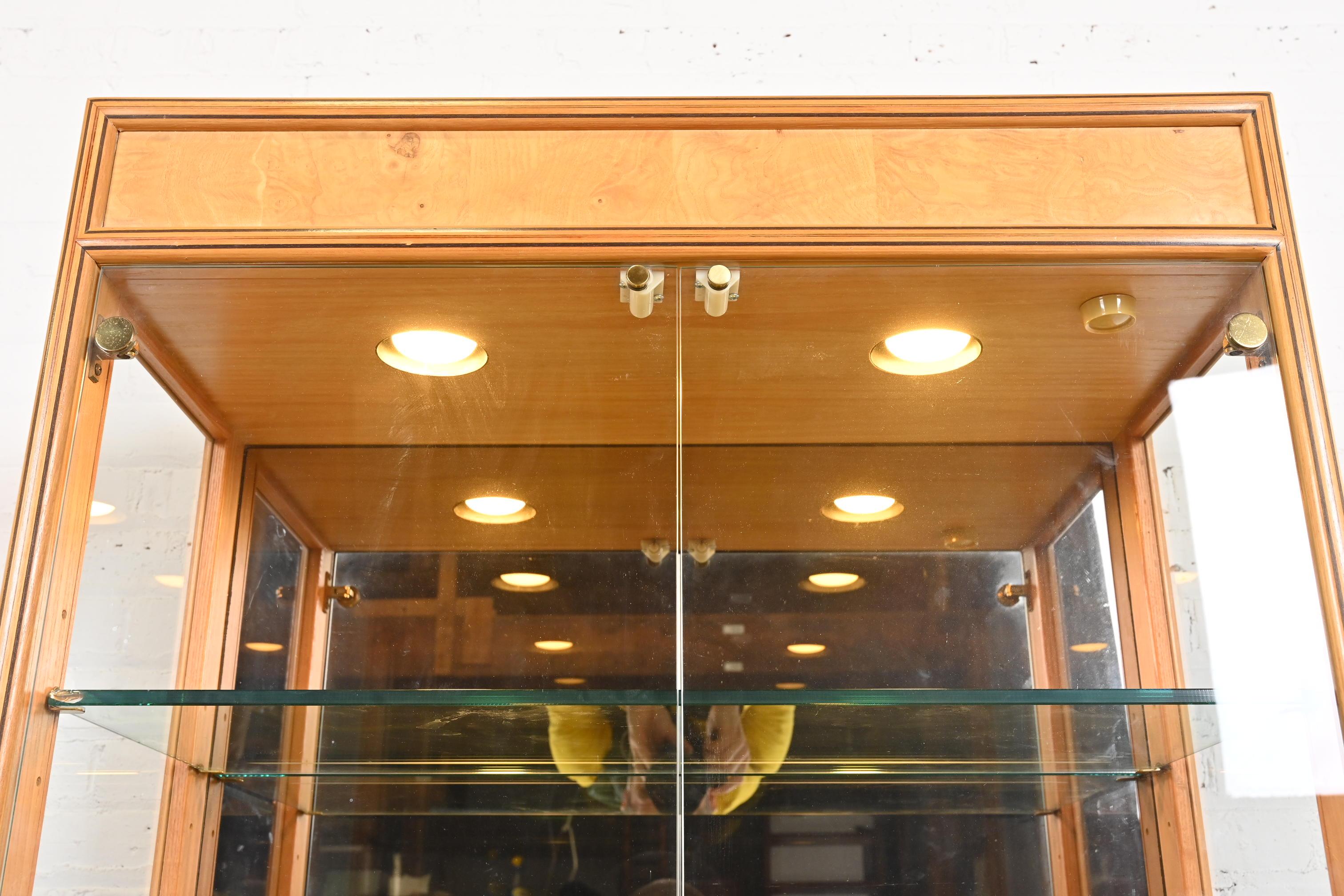 Fin du 20e siècle Bibliothèque ou vitrine éclairée en bois de ronce de style Milo Baughman par Henredon en vente