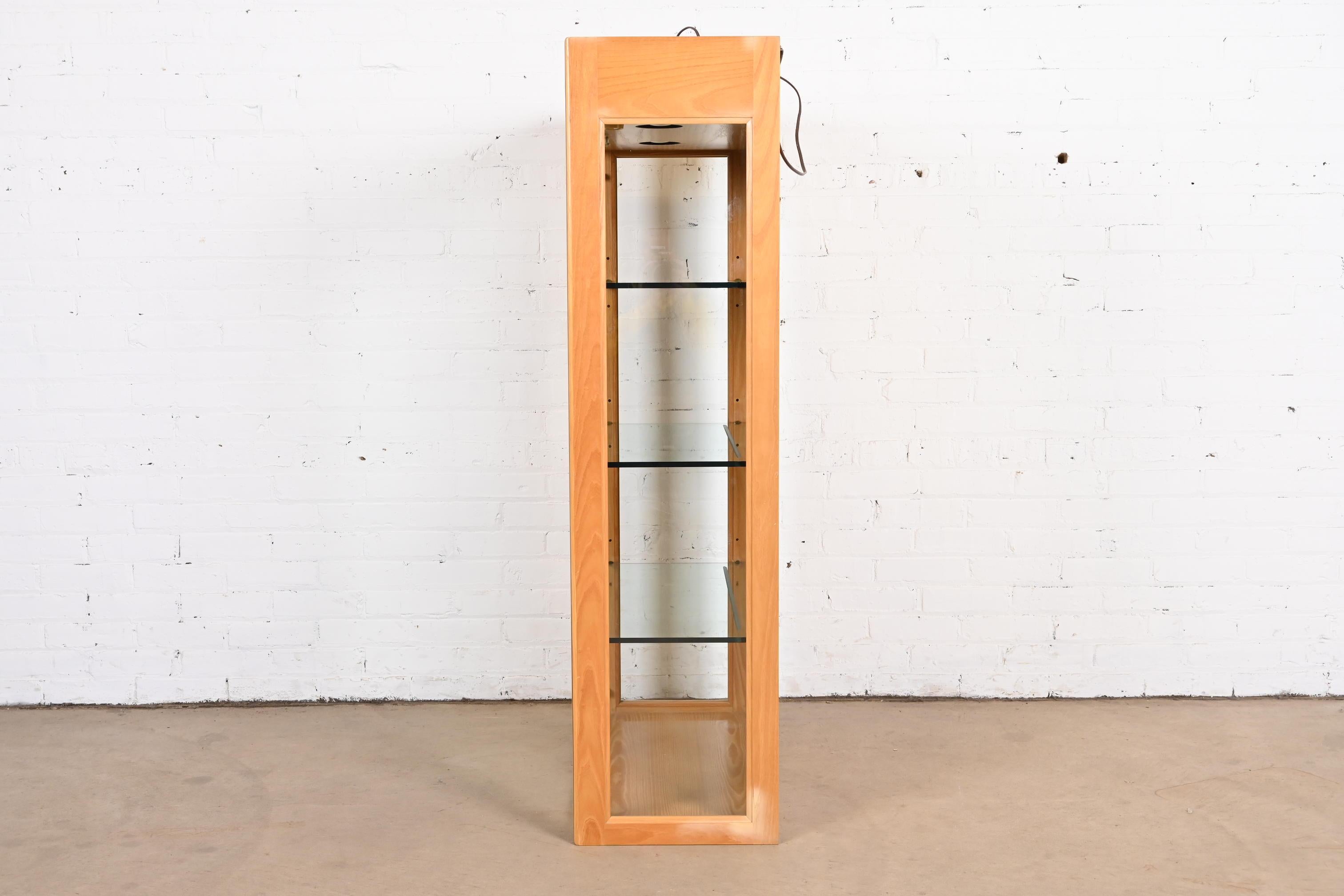 Verre Bibliothèque ou vitrine éclairée en bois de ronce de style Milo Baughman par Henredon en vente