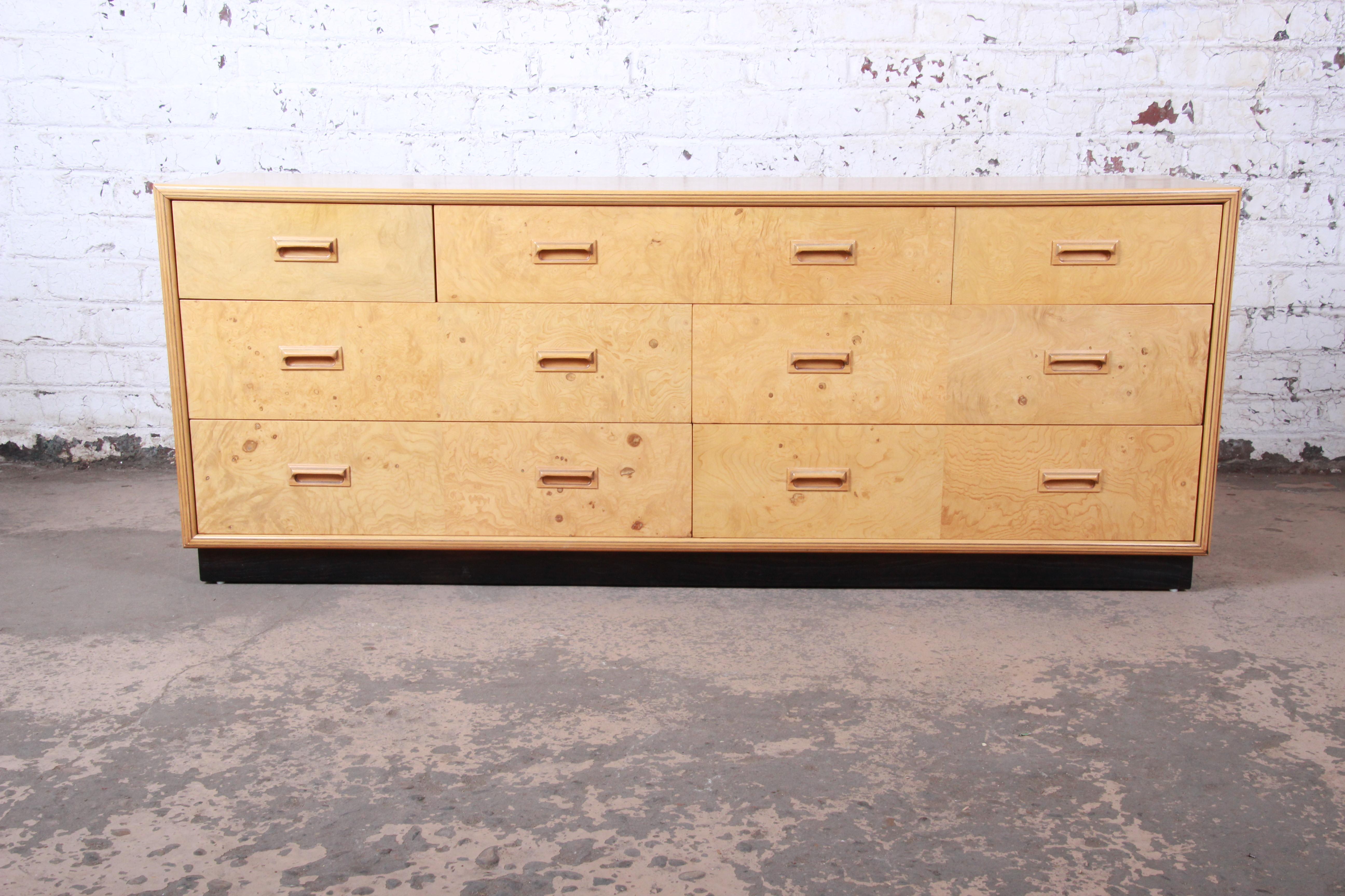 A gorgeous Milo Baughman style Mid-Century Modern seven-drawer long dresser or credenza

By Henredon

USA, 1980s

Burled olive wood, ash case and ebonized wood plinth base

Measures: 72