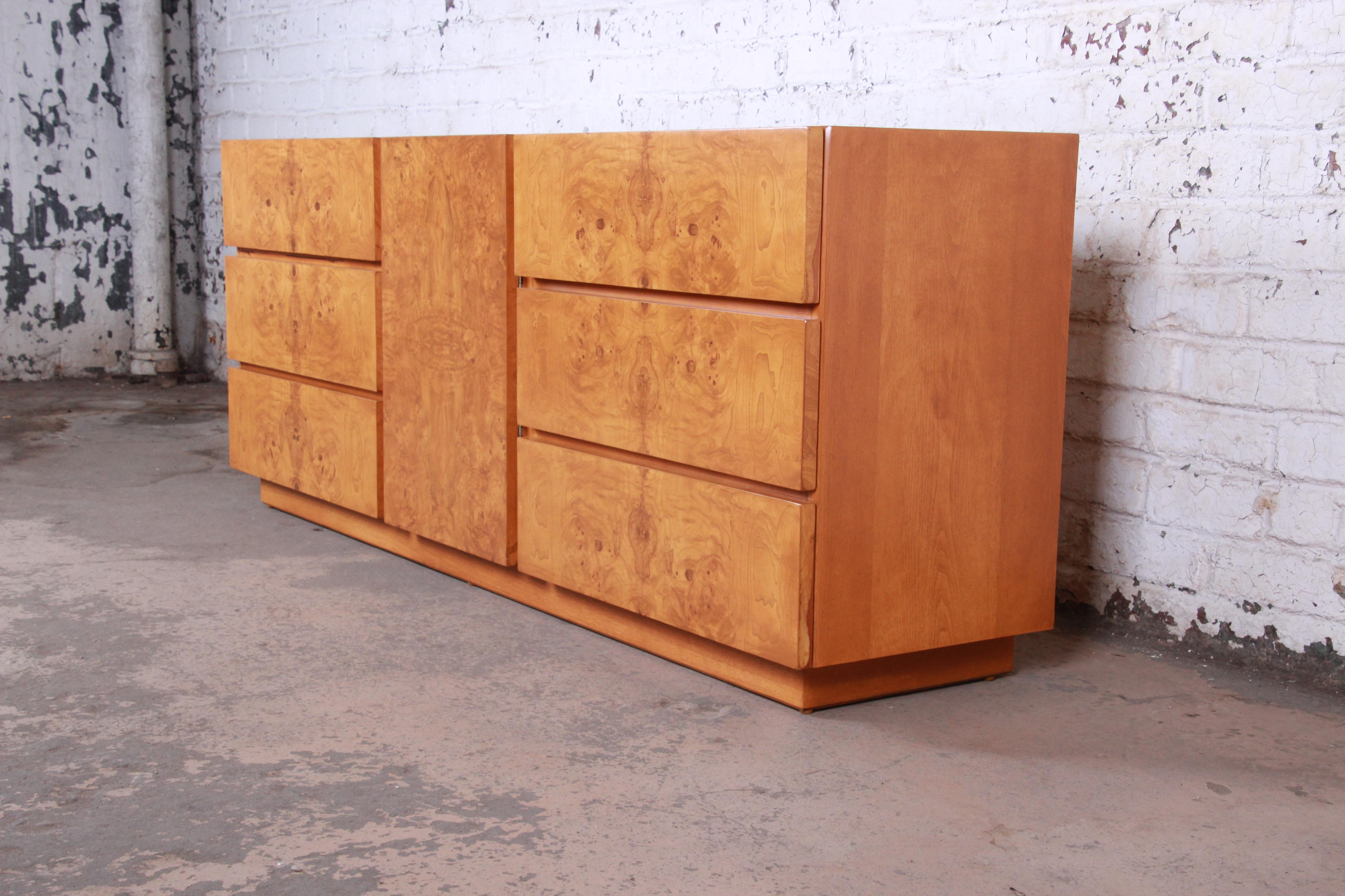 A gorgeous Milo Baughman style Mid-Century Modern burl wood triple dresser or credenza

By Lane Furniture

USA, 1970s

Bookmatched olive burl and ash

Measures: 78