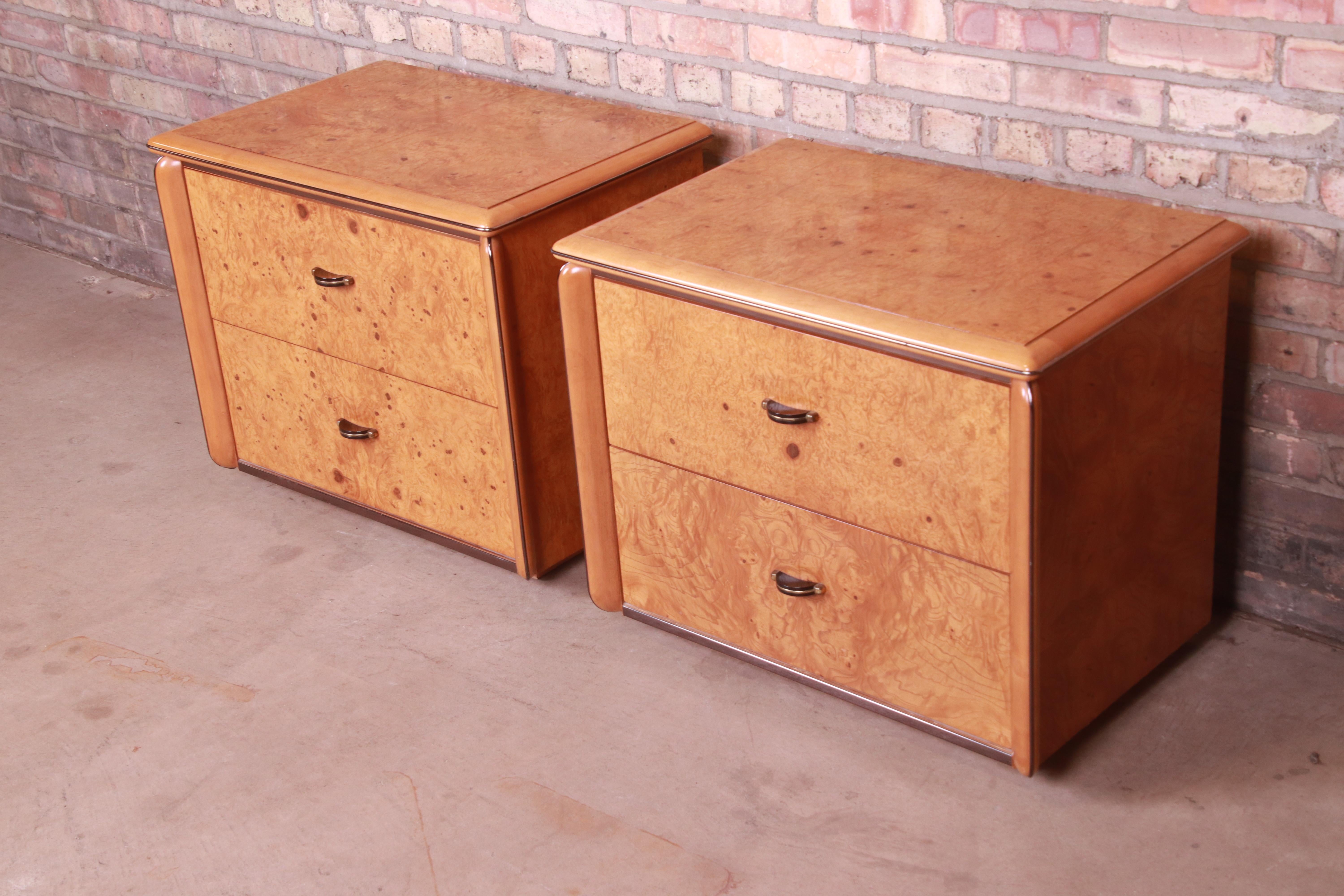 A gorgeous pair of Milo Baughman style mid-century modern burl wood nightstands

By Lane Furniture

USA, circa 1970s

Measures: 27.5