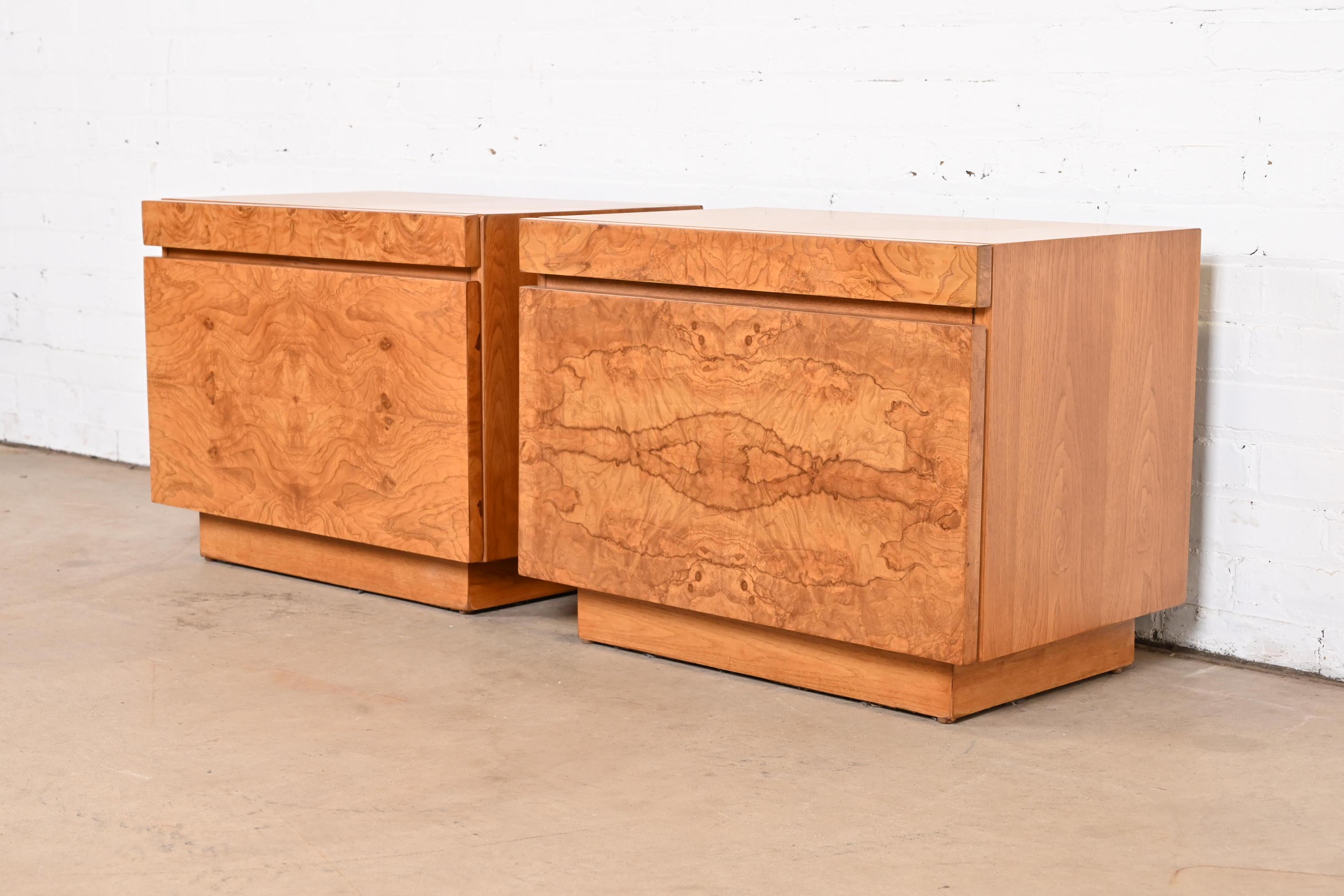 A gorgeous pair of Milo Baughman style Mid-Century Modern burl wood nightstands

By Lane Furniture

USA, 1970s

Stunning book-matched burled olive wood, with ash wood case.

Measures: 26