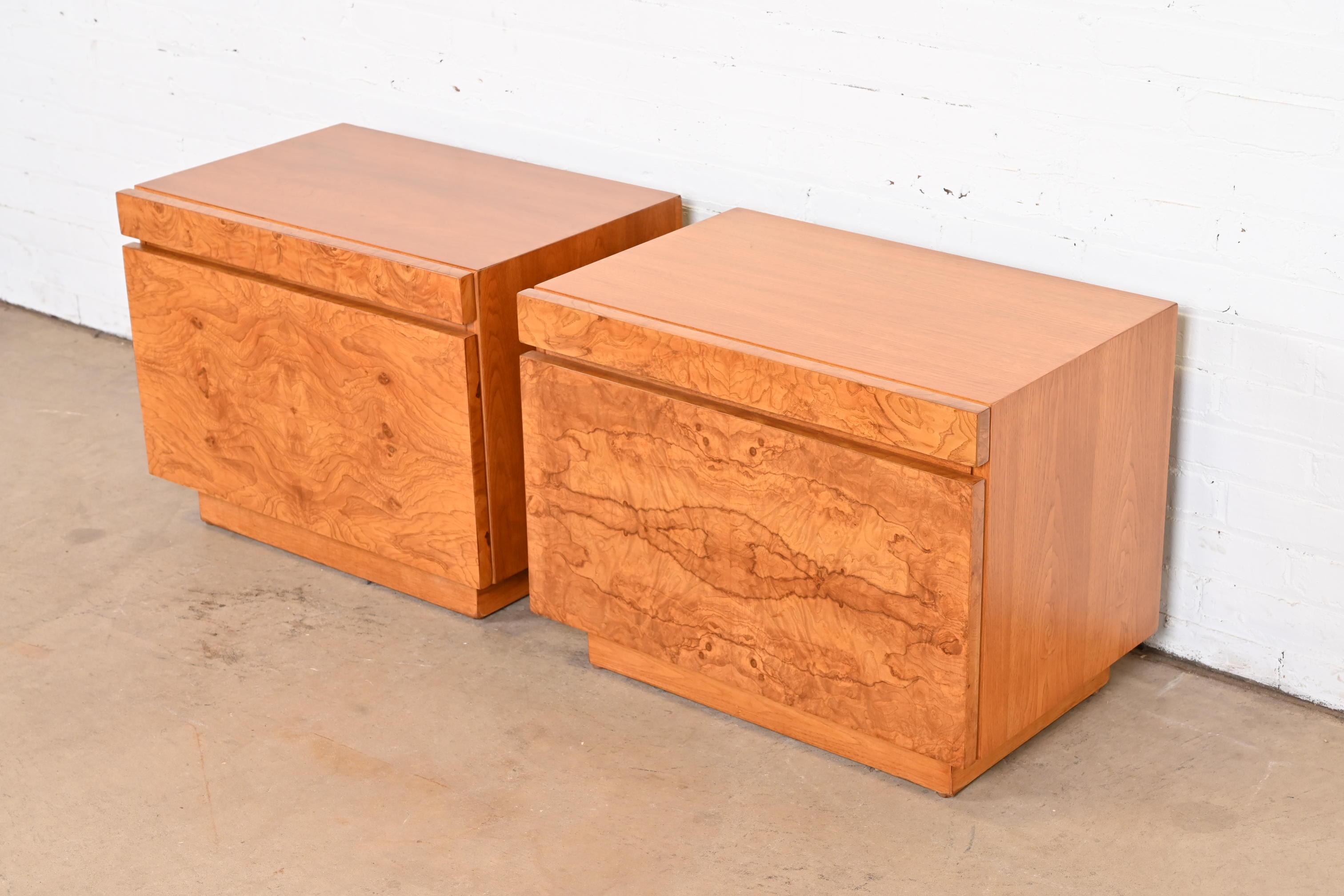Mid-Century Modern Paire de tables de nuit en bois de ronce de style Milo Baughman en vente