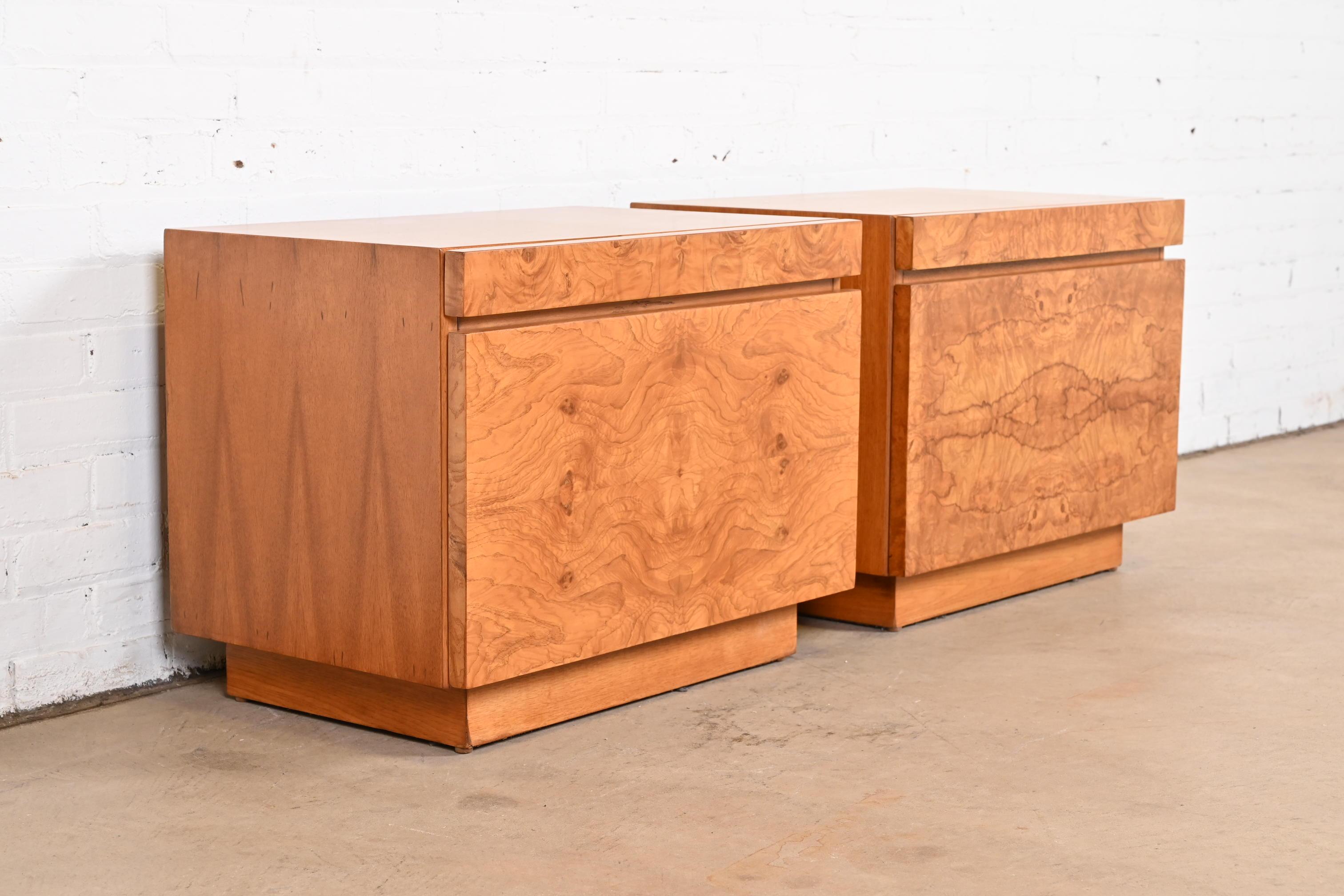 Milo Baughman Style Burl Wood Nightstands by Lane, Pair In Good Condition For Sale In South Bend, IN