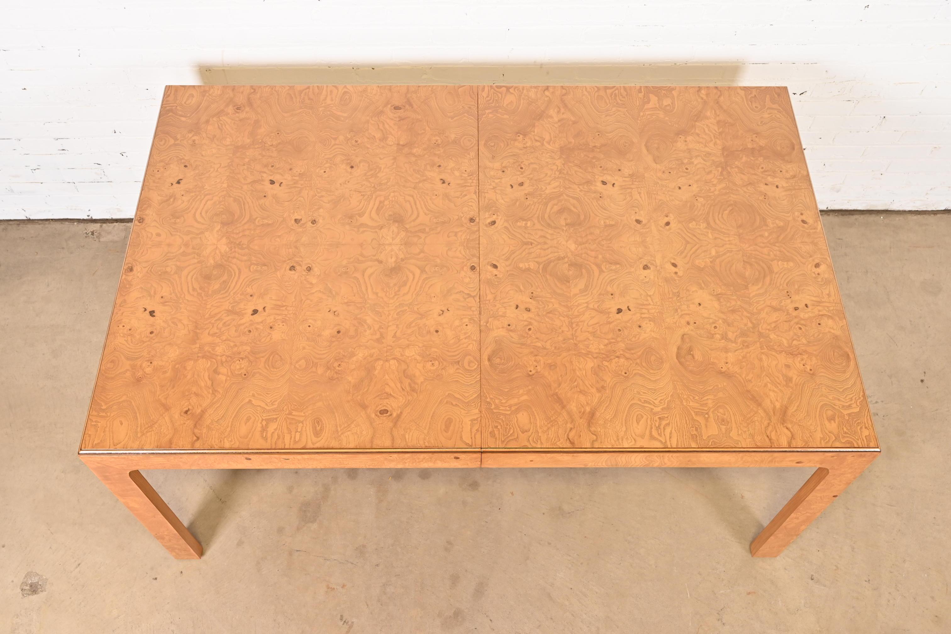 Mesa de comedor Parsons de madera burl estilo Milo Baughman de Henredon, recién acabada en venta 10