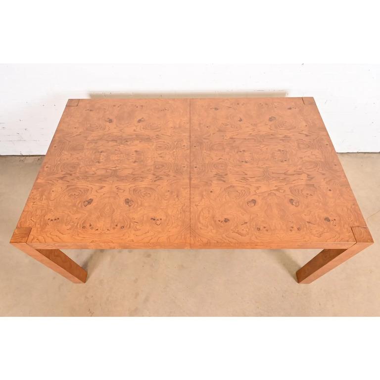 Table de salle à manger Parsons en bois de broussin de style Milo Baughman par Lane, nouvellement revernie en vente 3