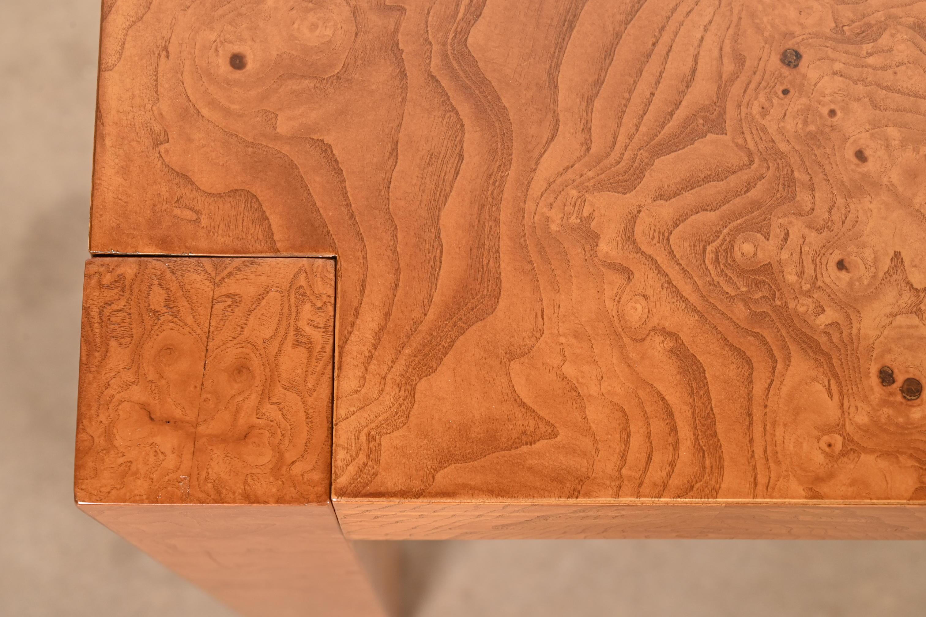 Table de salle à manger Parsons en bois de broussin de style Milo Baughman par Lane, nouvellement revernie en vente 4