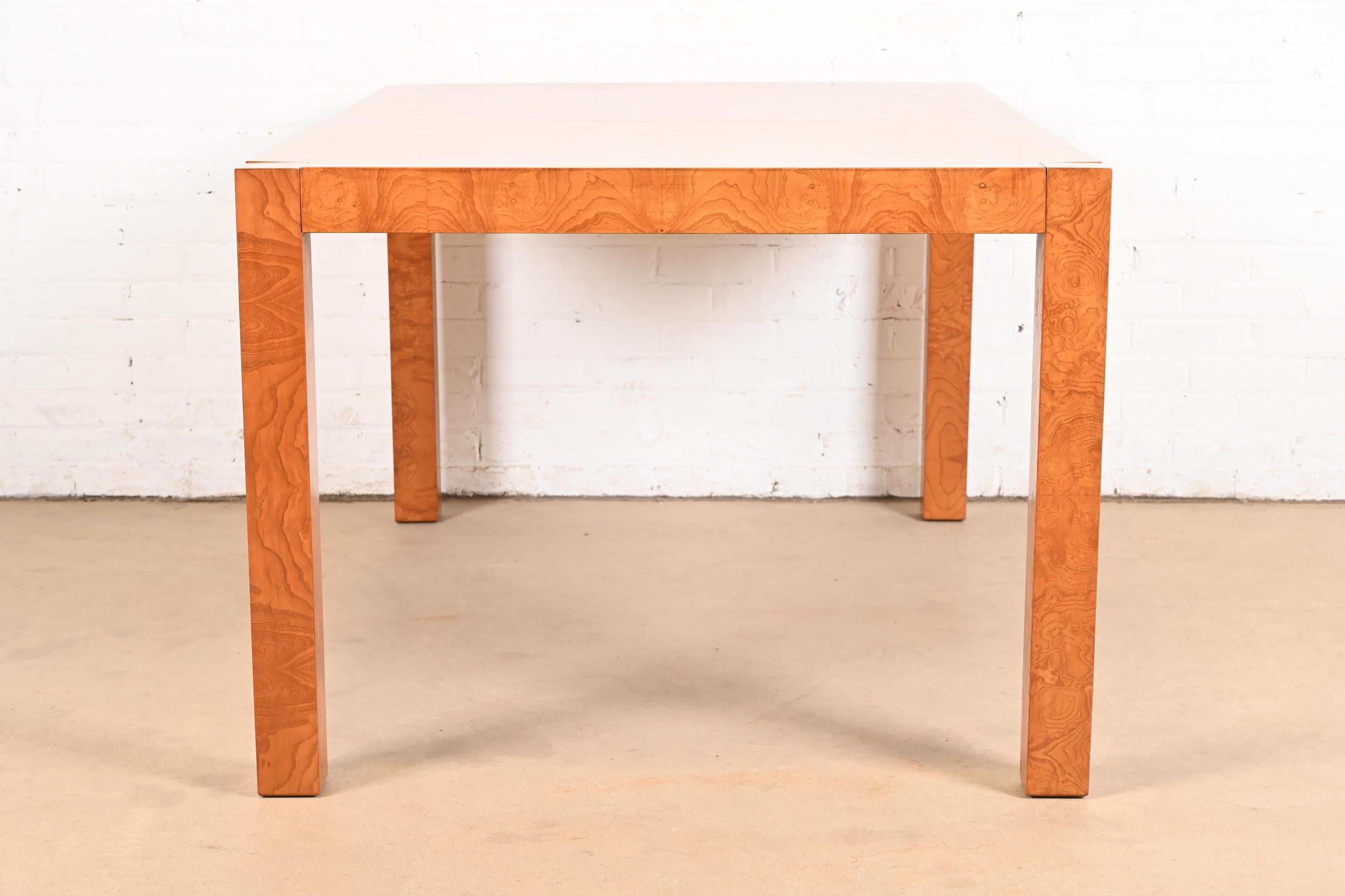 Table de salle à manger Parsons en bois de broussin de style Milo Baughman par Lane, nouvellement revernie en vente 5