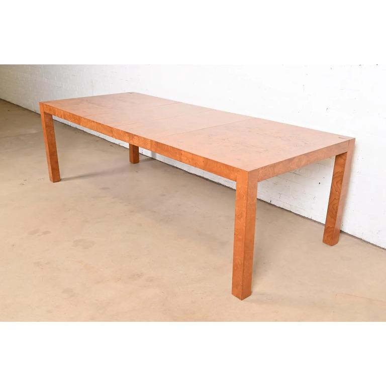 Exceptionnelle table de salle à manger à rallonge Parsons de style moderne du milieu du siècle, en superbe bois d'olivier ronceux assorti aux livres.

À la manière de Milo Baughman

Par Lane Furniture

USA, Circa 1970s

Dimensions : 64 