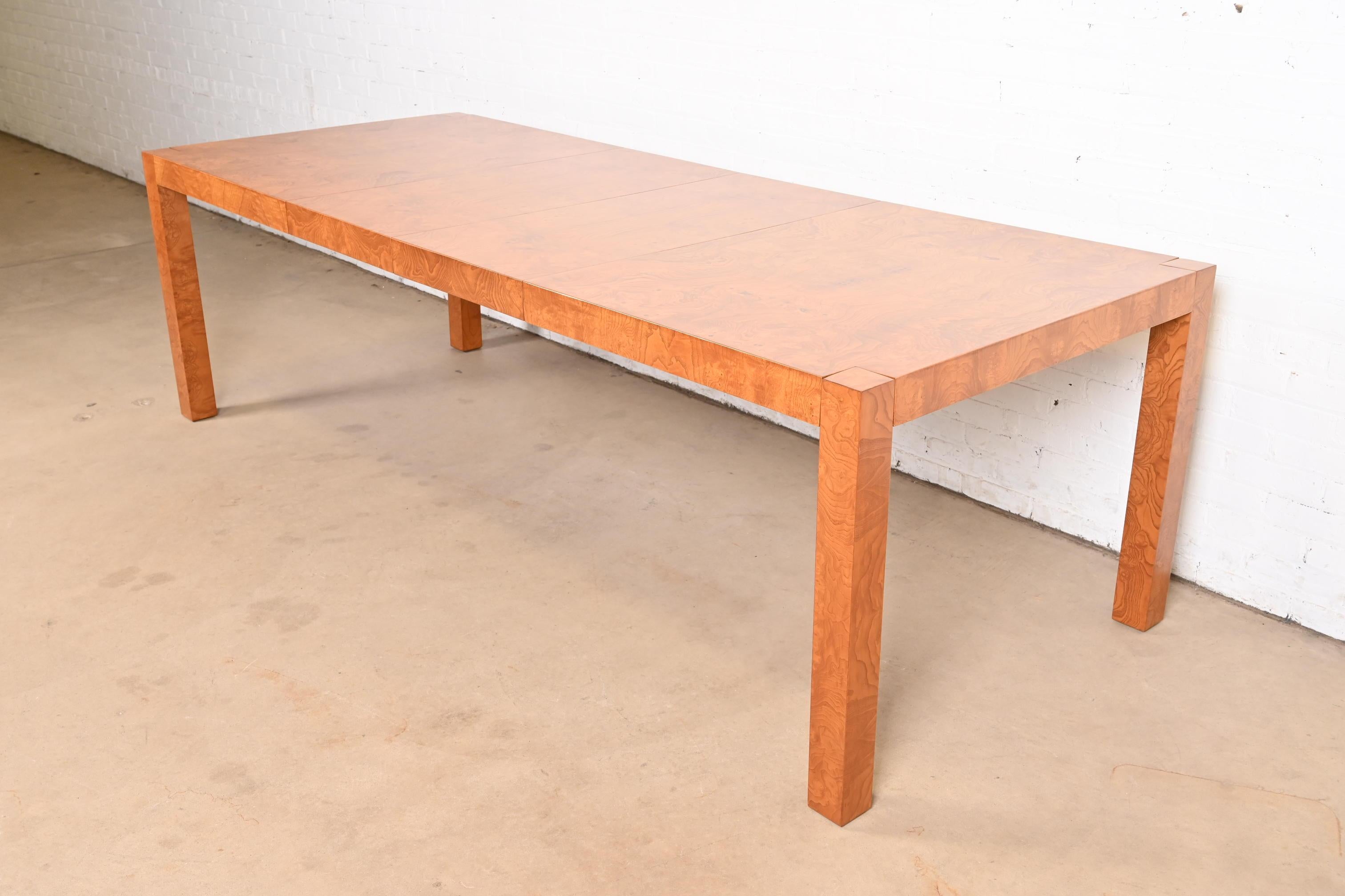Magnifique table de salle à manger à rallonge Parsons de style moderne du milieu du siècle, en bois d'olivier ronceux assorti aux livres.

À la manière de Milo Baughman

Par Lane Furniture

États-Unis, années 1970

Dimensions : 64 
