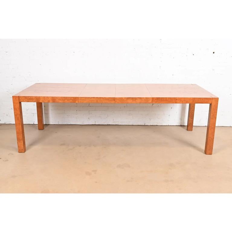Mid-Century Modern Table de salle à manger Parsons en bois de broussin de style Milo Baughman par Lane, nouvellement revernie en vente