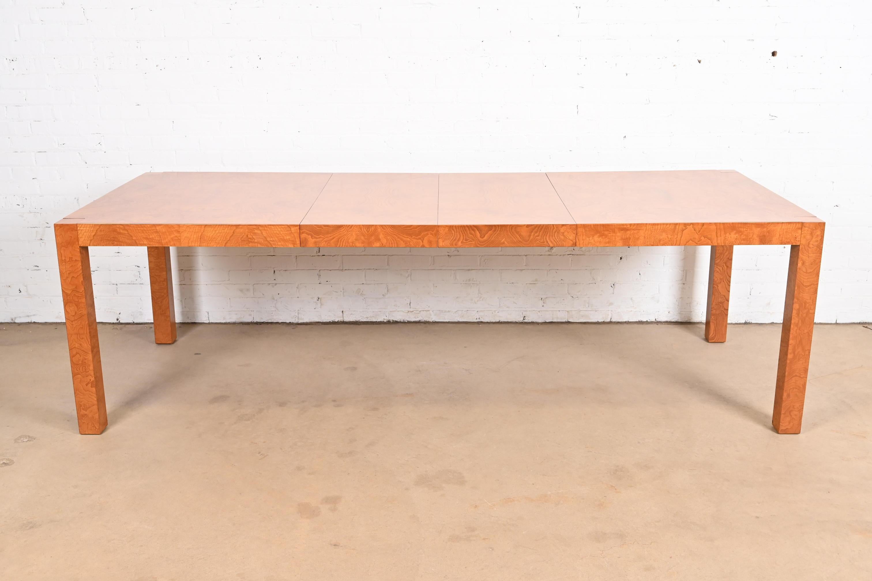 Mid-Century Modern Table de salle à manger Parsons en bois de broussin de style Milo Baughman par Lane, nouvellement revernie en vente