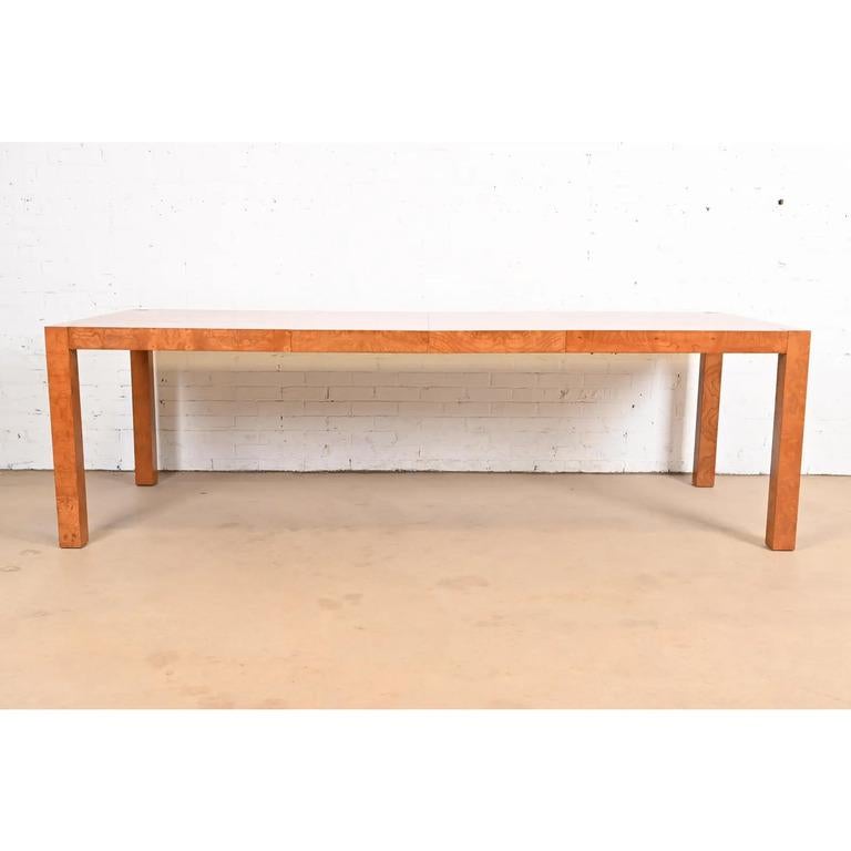 Américain Table de salle à manger Parsons en bois de broussin de style Milo Baughman par Lane, nouvellement revernie en vente