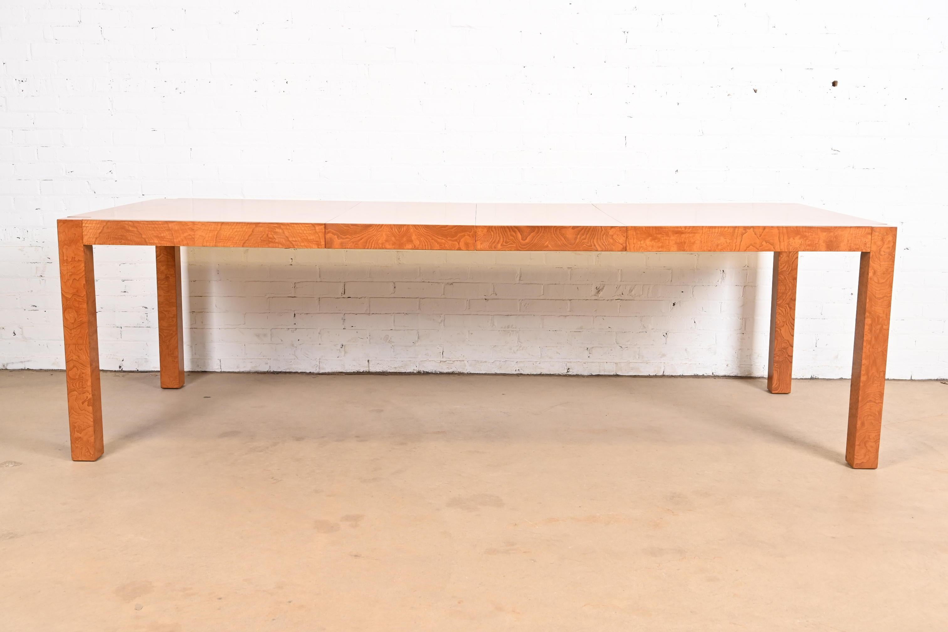 Américain Table de salle à manger Parsons en bois de broussin de style Milo Baughman par Lane, nouvellement revernie en vente