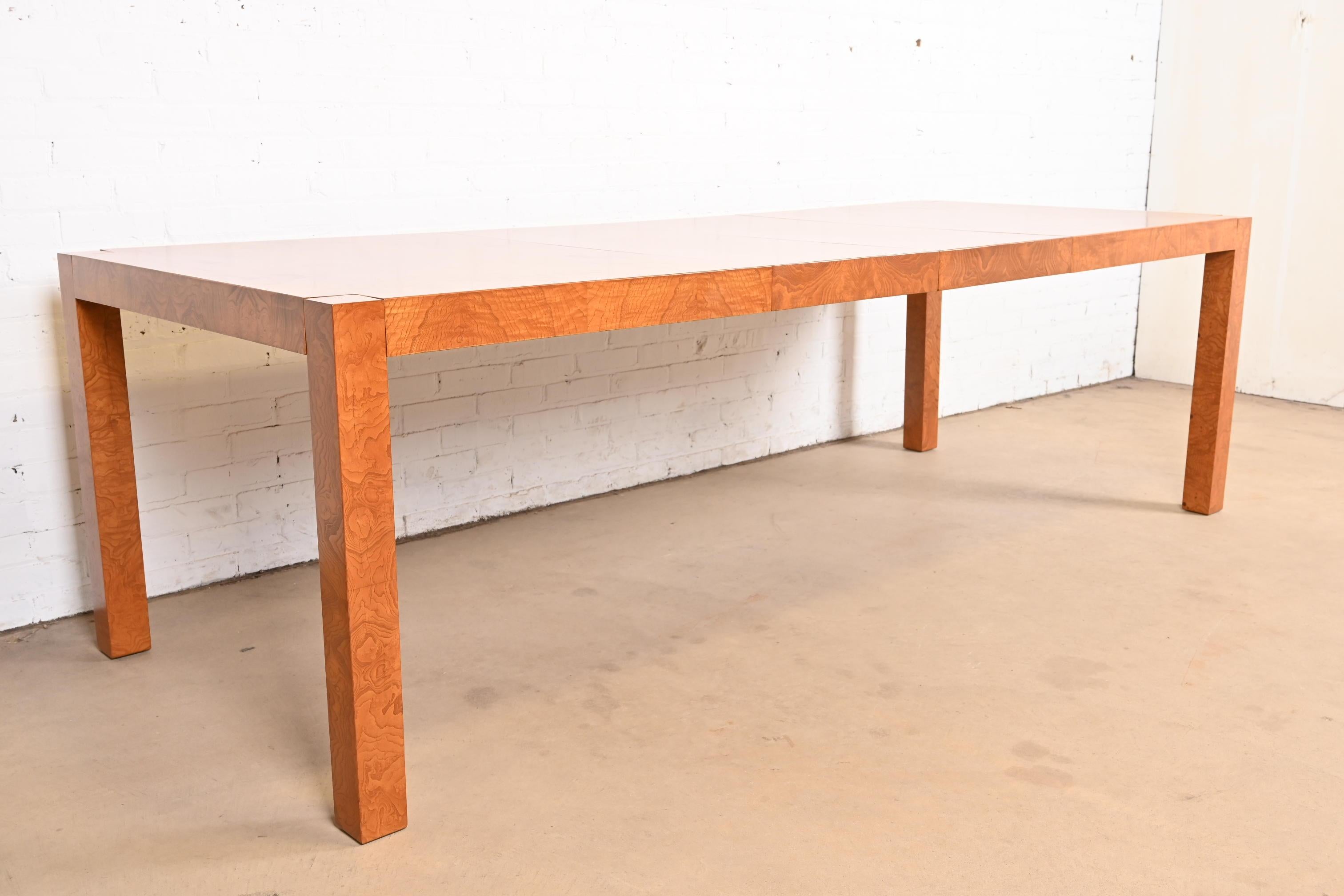 Table de salle à manger Parsons en bois de broussin de style Milo Baughman par Lane, nouvellement revernie Bon état - En vente à South Bend, IN
