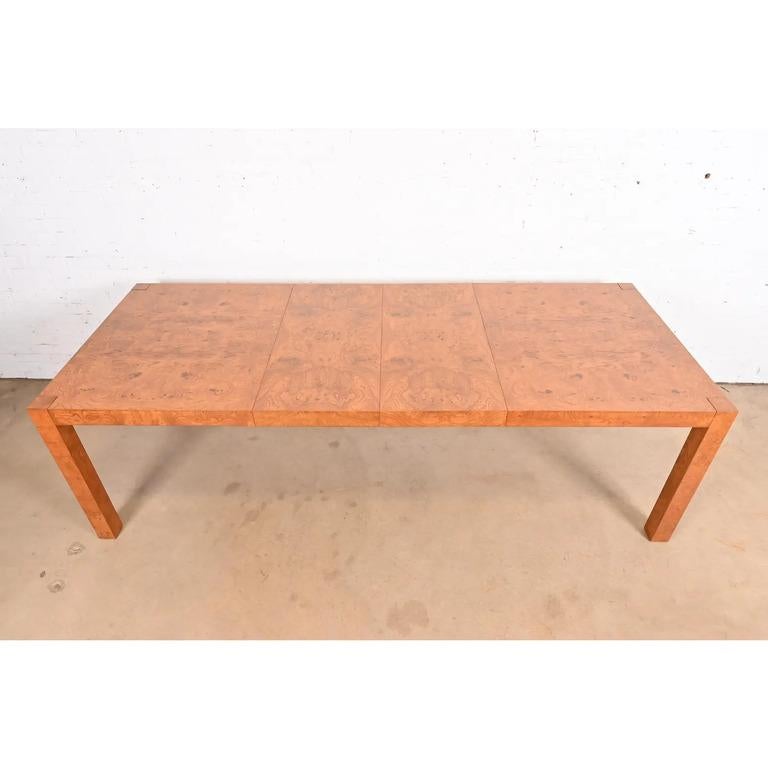 Fin du 20e siècle Table de salle à manger Parsons en bois de broussin de style Milo Baughman par Lane, nouvellement revernie en vente