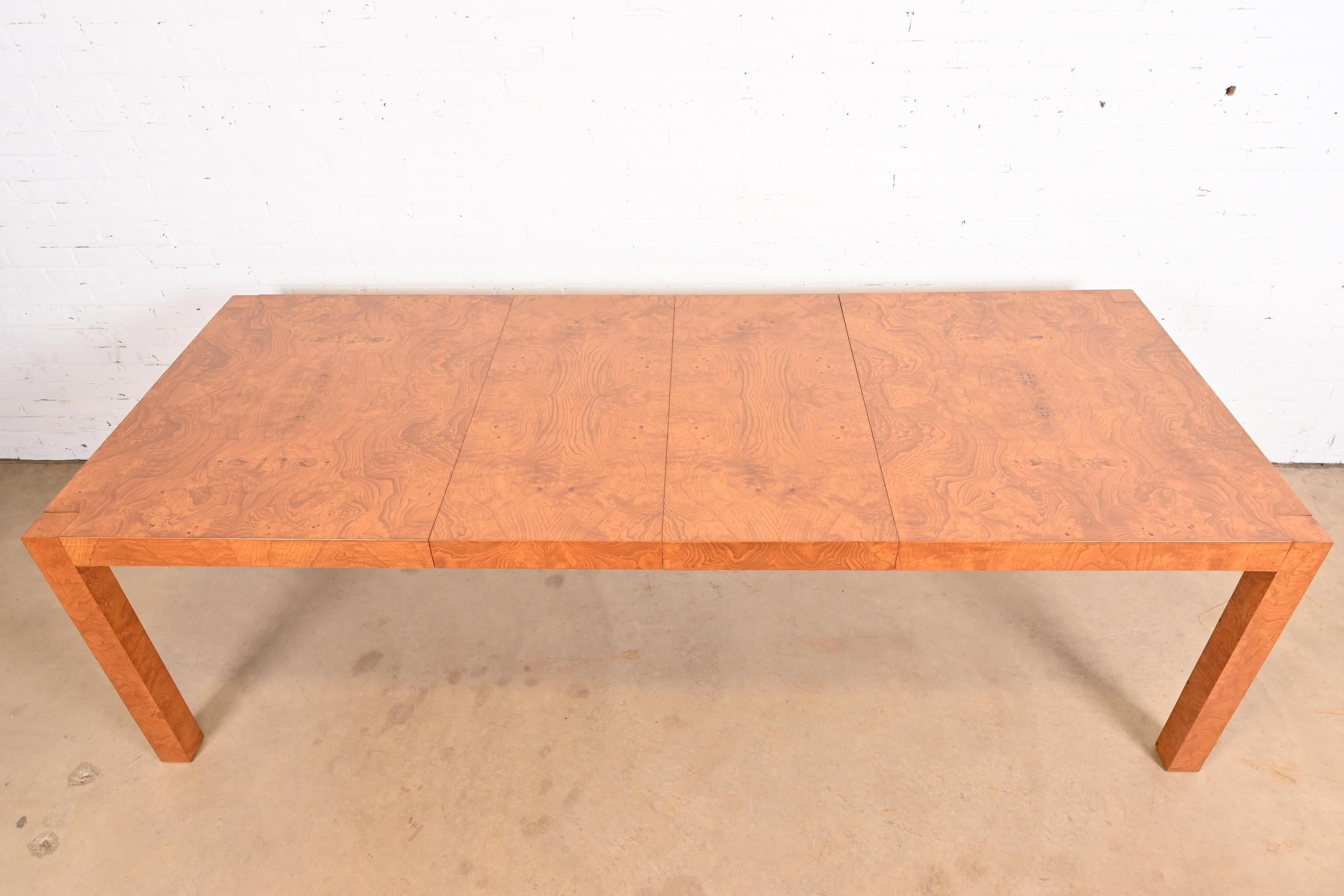 Fin du 20e siècle Table de salle à manger Parsons en bois de broussin de style Milo Baughman par Lane, nouvellement revernie en vente