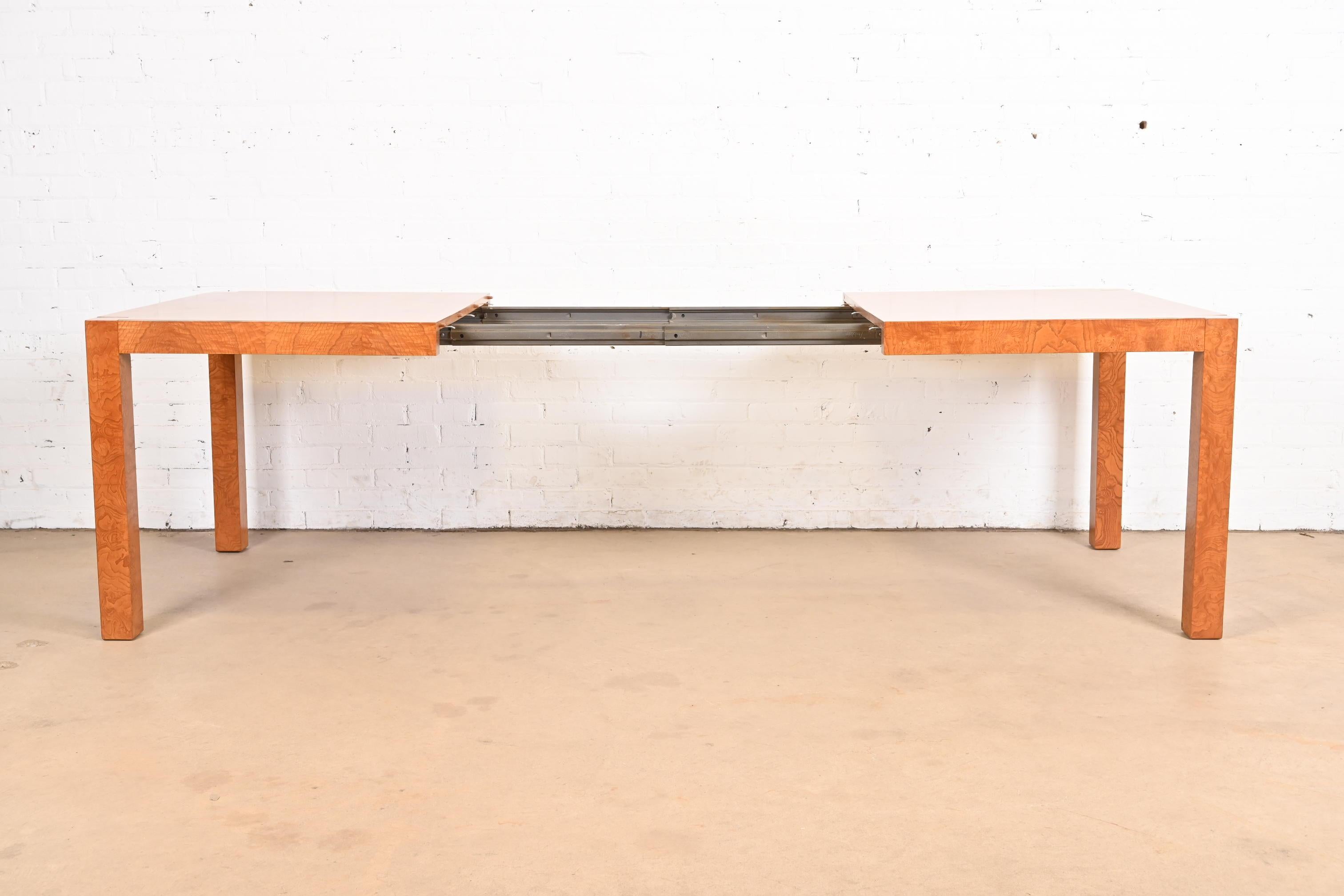 Broussin Table de salle à manger Parsons en bois de broussin de style Milo Baughman par Lane, nouvellement revernie en vente
